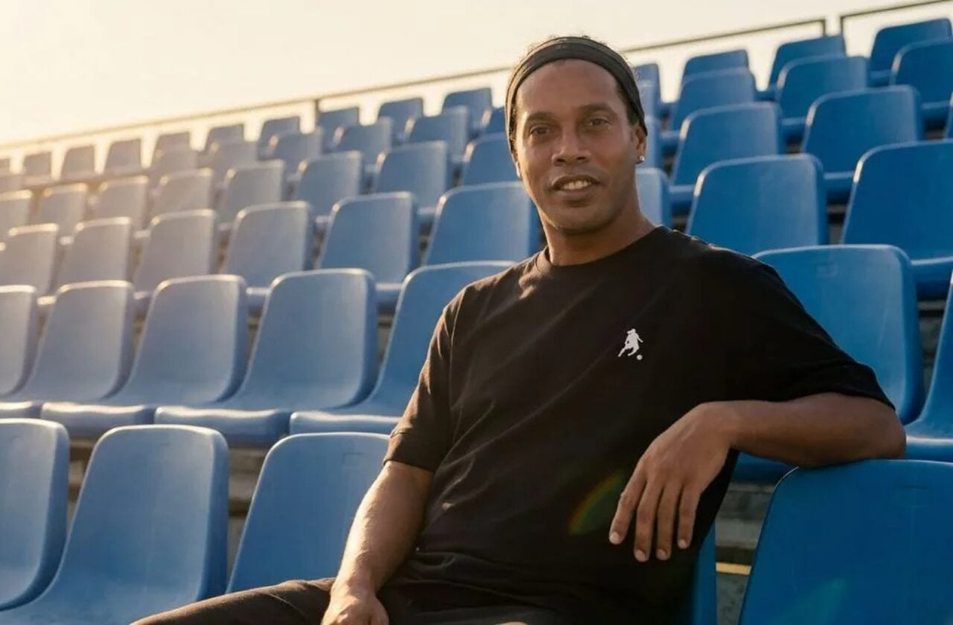 Ronaldinho Ga&uacute;cho mira compra de time de basquete em crise na Europa