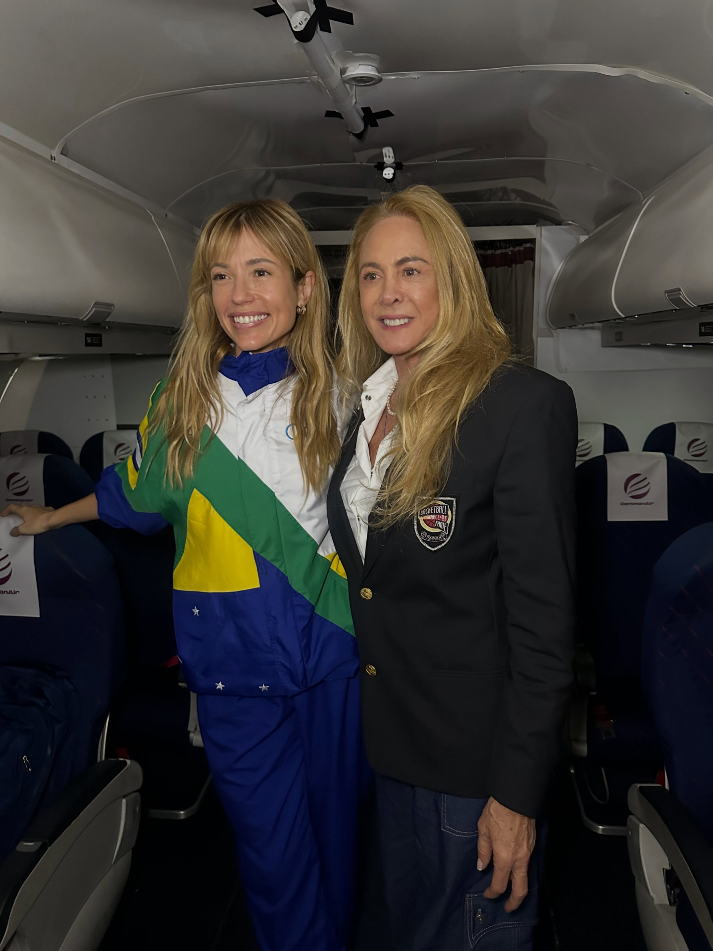 Hortência posa com posa com Juliana Didone ao visitar set de filme sobre Seleção de basquete de 1996 - Reprodução / Instagram