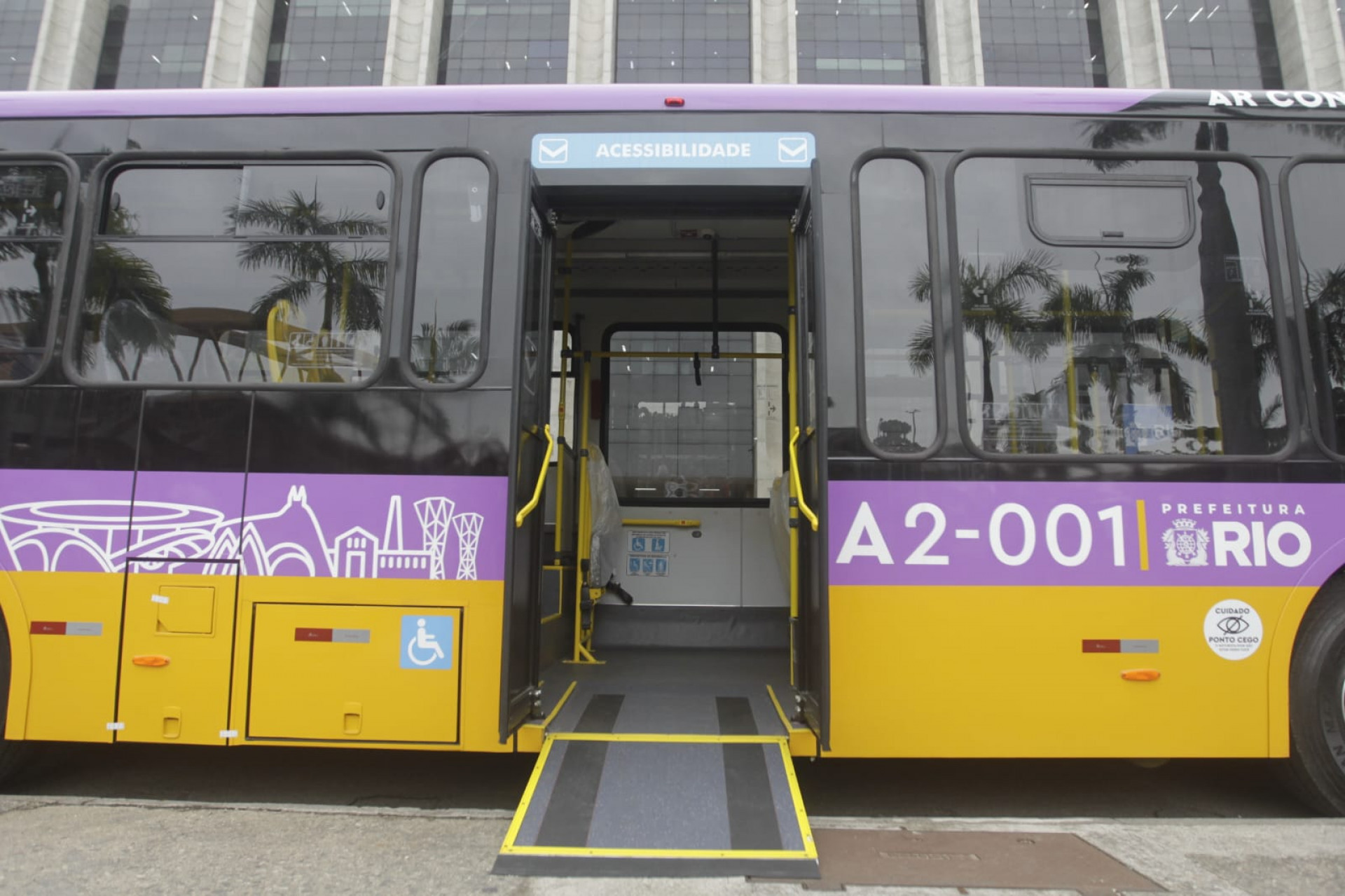 Ônibus de piso baixo facilita o embarque e desembarque de pessoas com deficiência - Reginaldo Pimenta/Agência O DIA