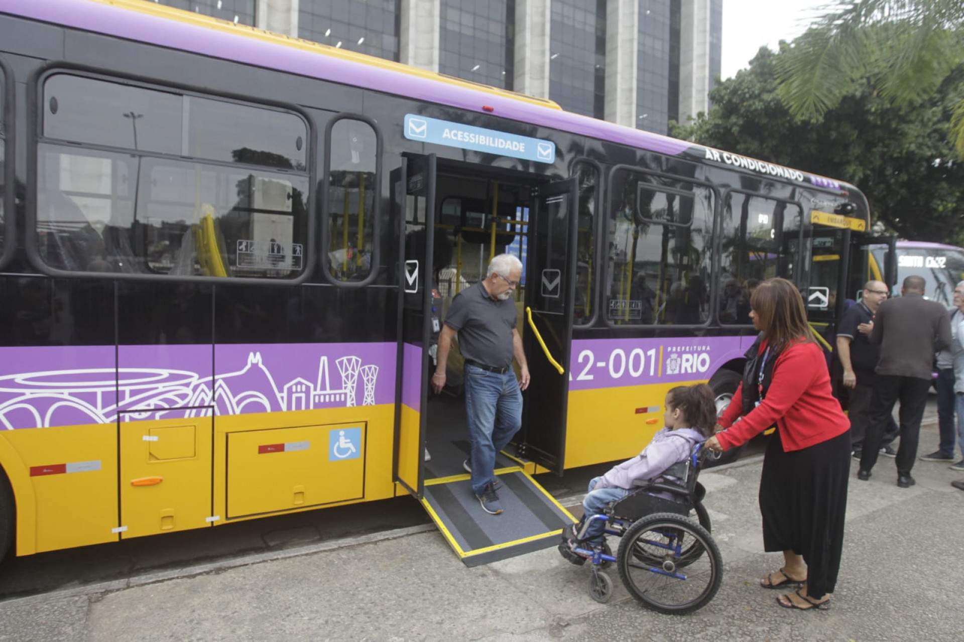 Ônibus de piso baixo facilita o embarque e desembarque de pessoas com deficiência - Reginaldo Pimenta/Agência O DIA