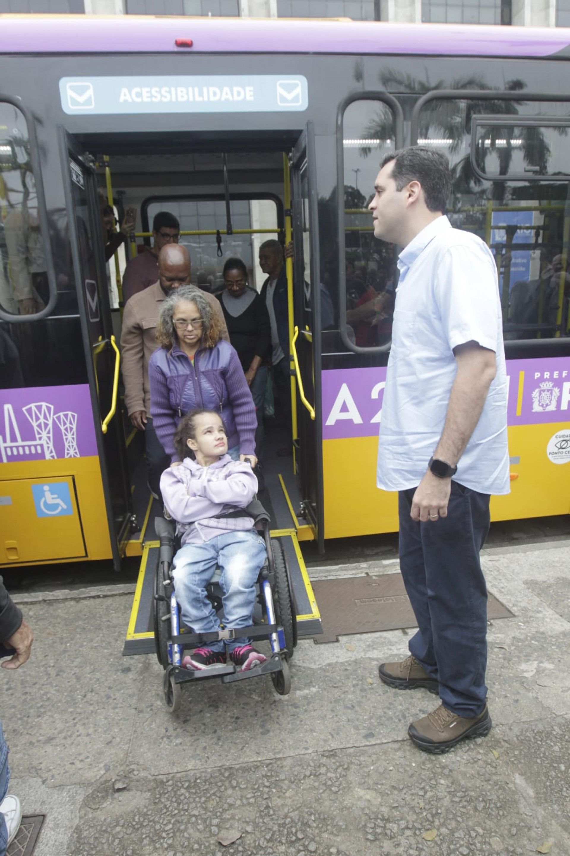 Ônibus de piso baixo facilita o embarque e desembarque de pessoas com deficiência - Reginaldo Pimenta/Agência O DIA