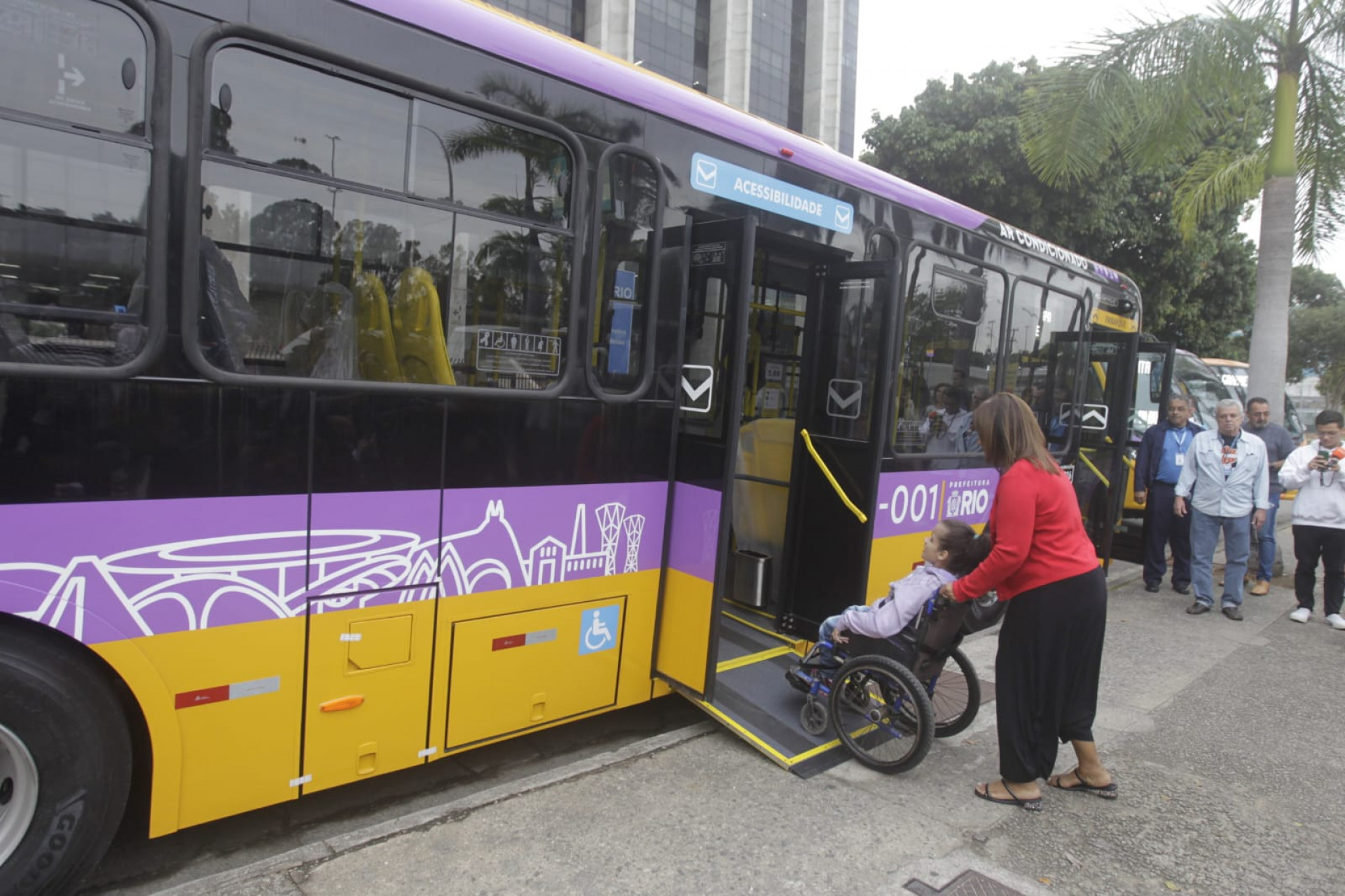 Ônibus de piso baixo facilita o embarque e desembarque de pessoas com deficiência - Reginaldo Pimenta/Agência O DIA