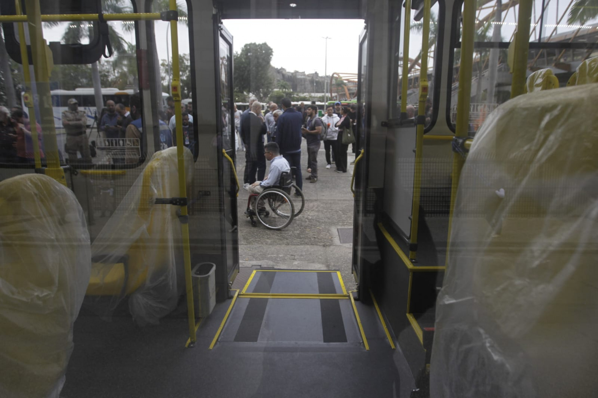 Ônibus de piso baixo facilita o embarque e desembarque de pessoas com deficiência - Reginaldo Pimenta/Agência O DIA