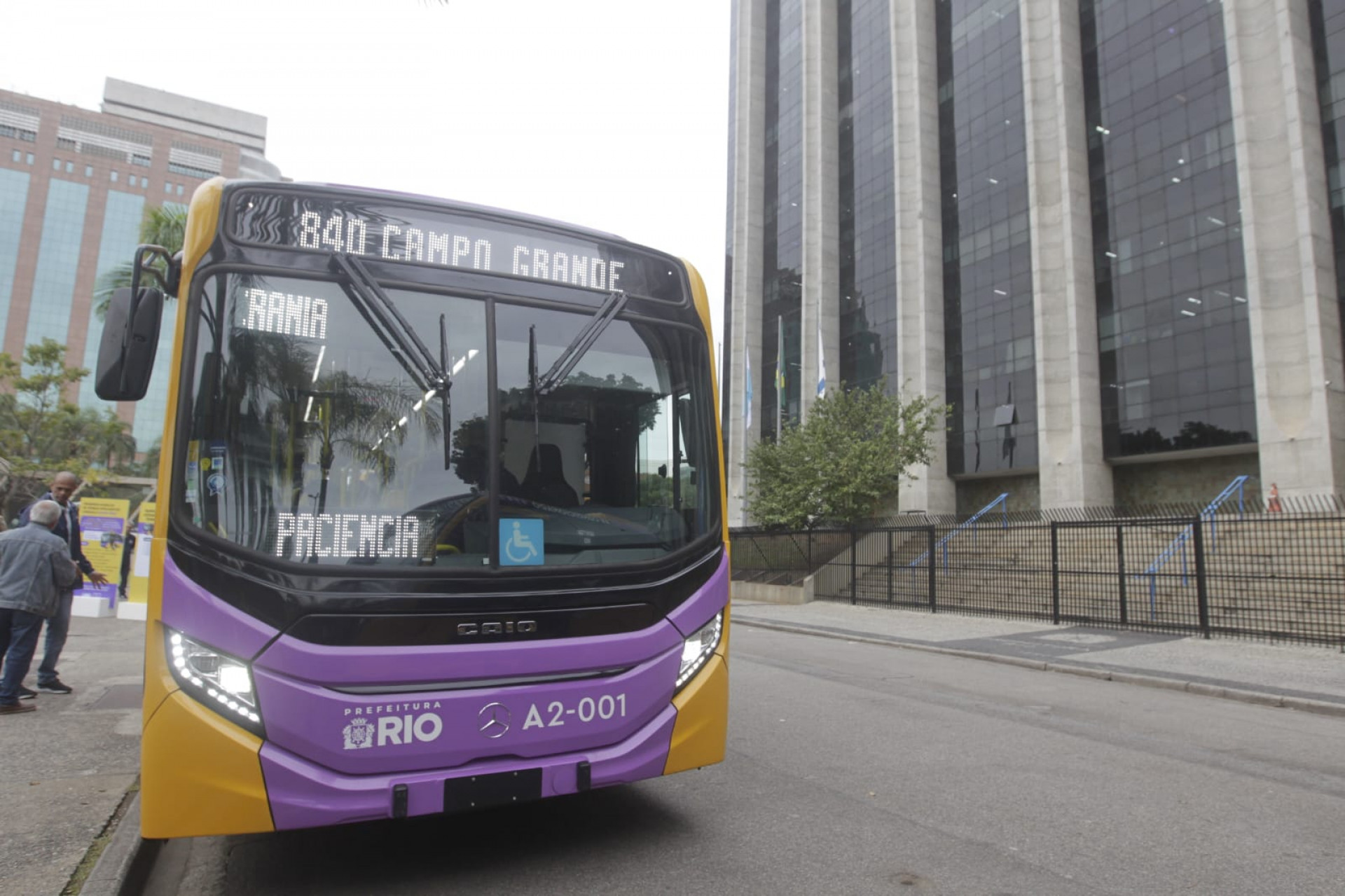 Ônibus de piso baixo facilita o embarque e desembarque de pessoas com deficiência - Reginaldo Pimenta/Agência O DIA