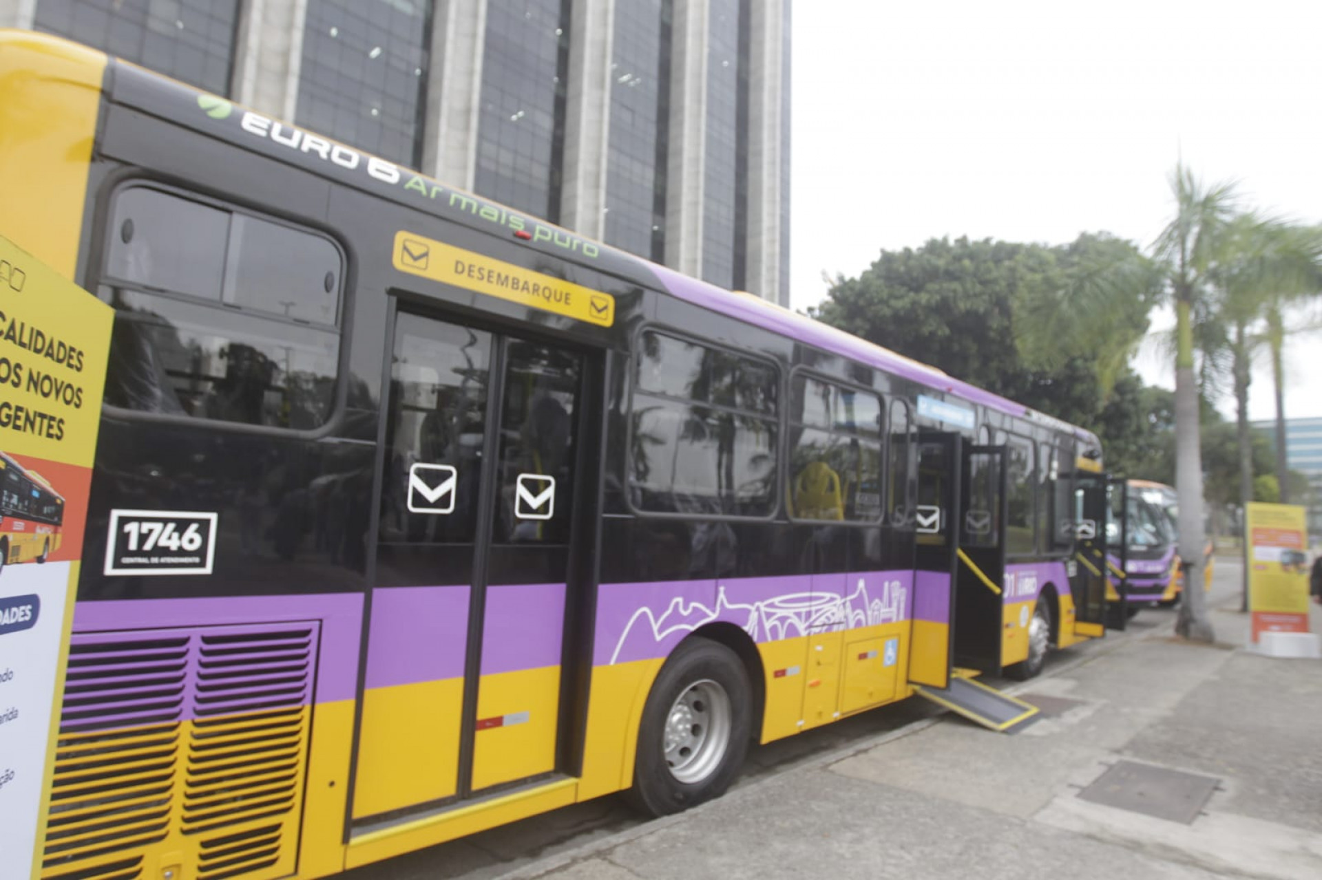 Ônibus de piso baixo facilita o embarque e desembarque de pessoas com deficiência - Reginaldo Pimenta/Agência O DIA