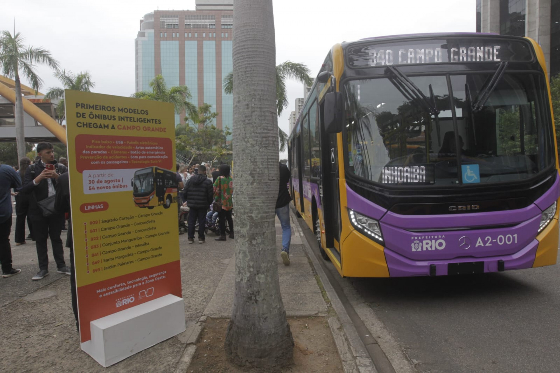 Ônibus de piso baixo facilita o embarque e desembarque de pessoas com deficiência - Reginaldo Pimenta/Agência O DIA