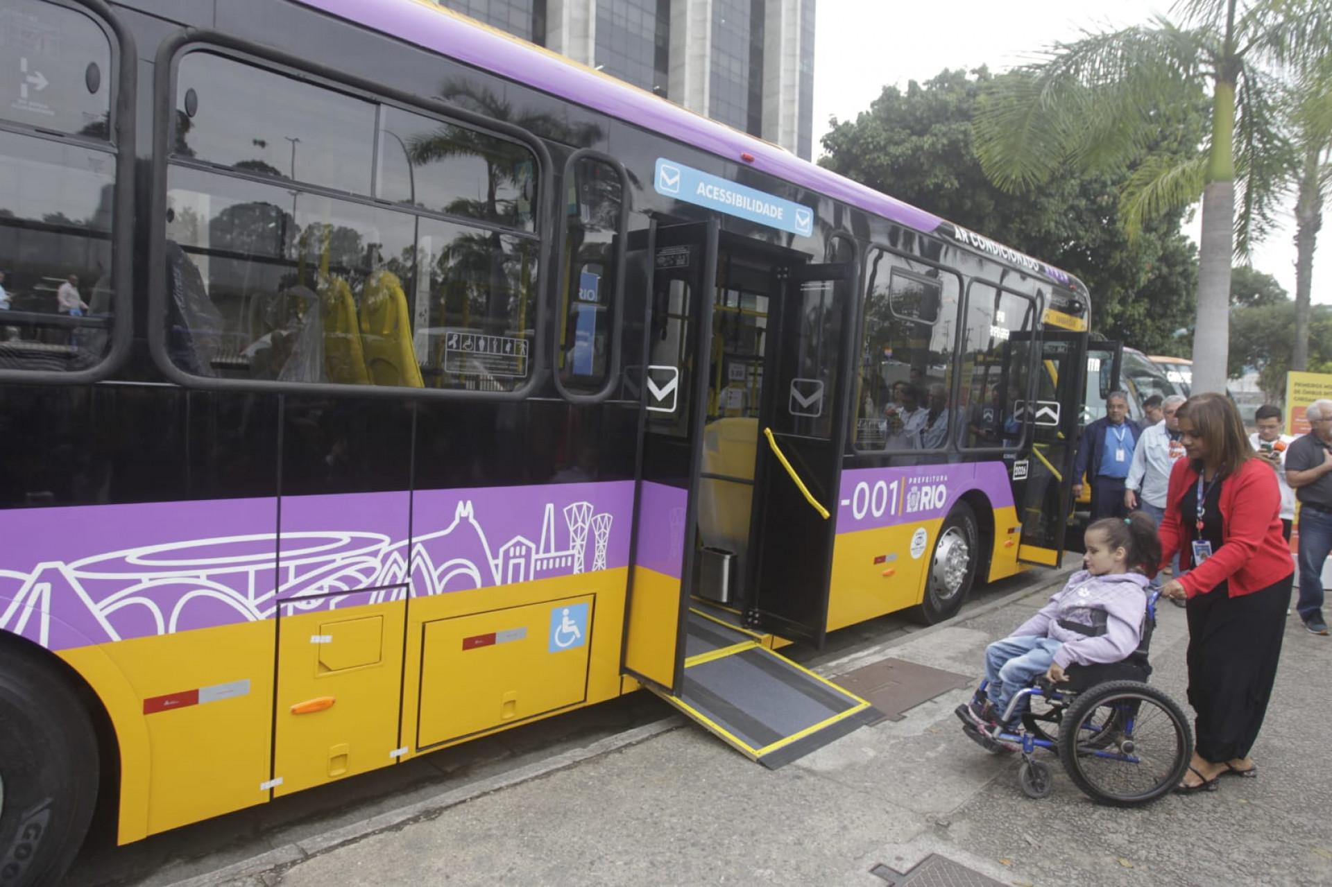 Ônibus de piso baixo facilita o embarque e desembarque de pessoas com deficiência - Reginaldo Pimenta/Agência O DIA