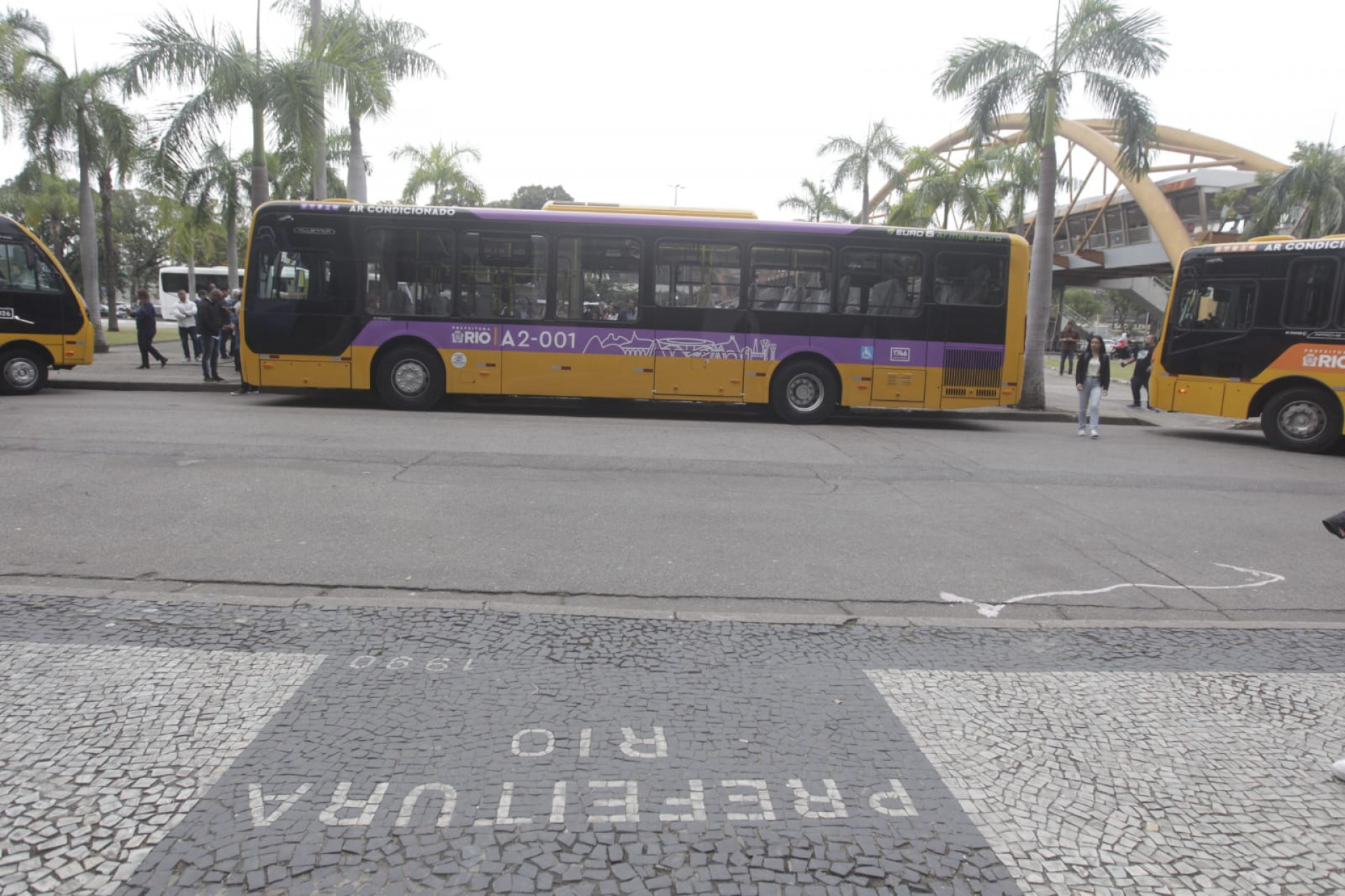 Ônibus de piso baixo facilita o embarque e desembarque de pessoas com deficiência - Reginaldo Pimenta/Agência O DIA