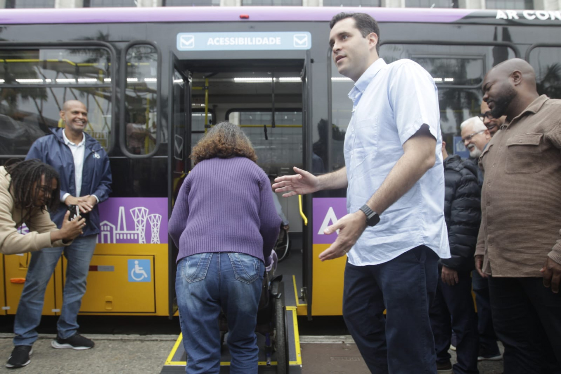 Ônibus de piso baixo facilita o embarque e desembarque de pessoas com deficiência - Reginaldo Pimenta/Agência O DIA