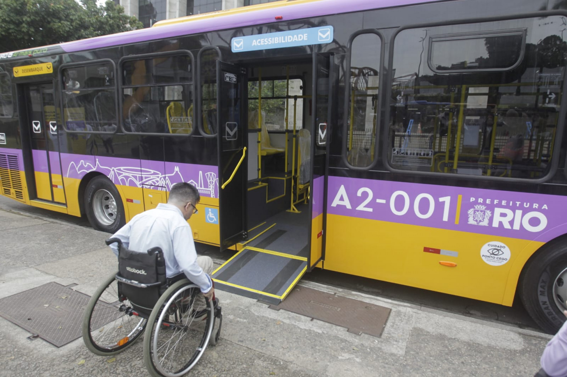 Ônibus de piso baixo facilita o embarque e desembarque de pessoas com deficiência - Reginaldo Pimenta/Agência O DIA