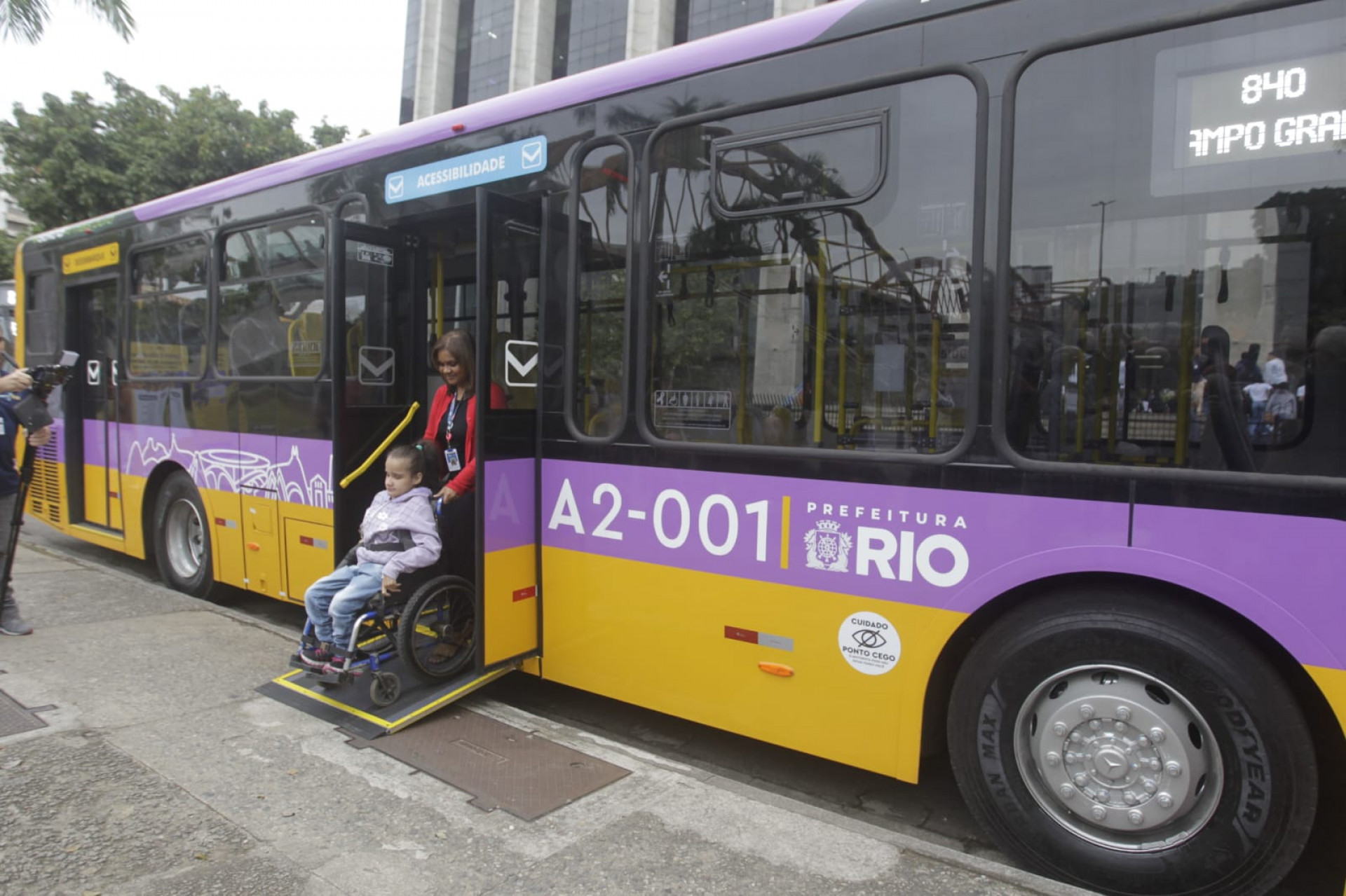 Ônibus de piso baixo facilita o embarque e desembarque de pessoas com deficiência - Reginaldo Pimenta/Agência O DIA