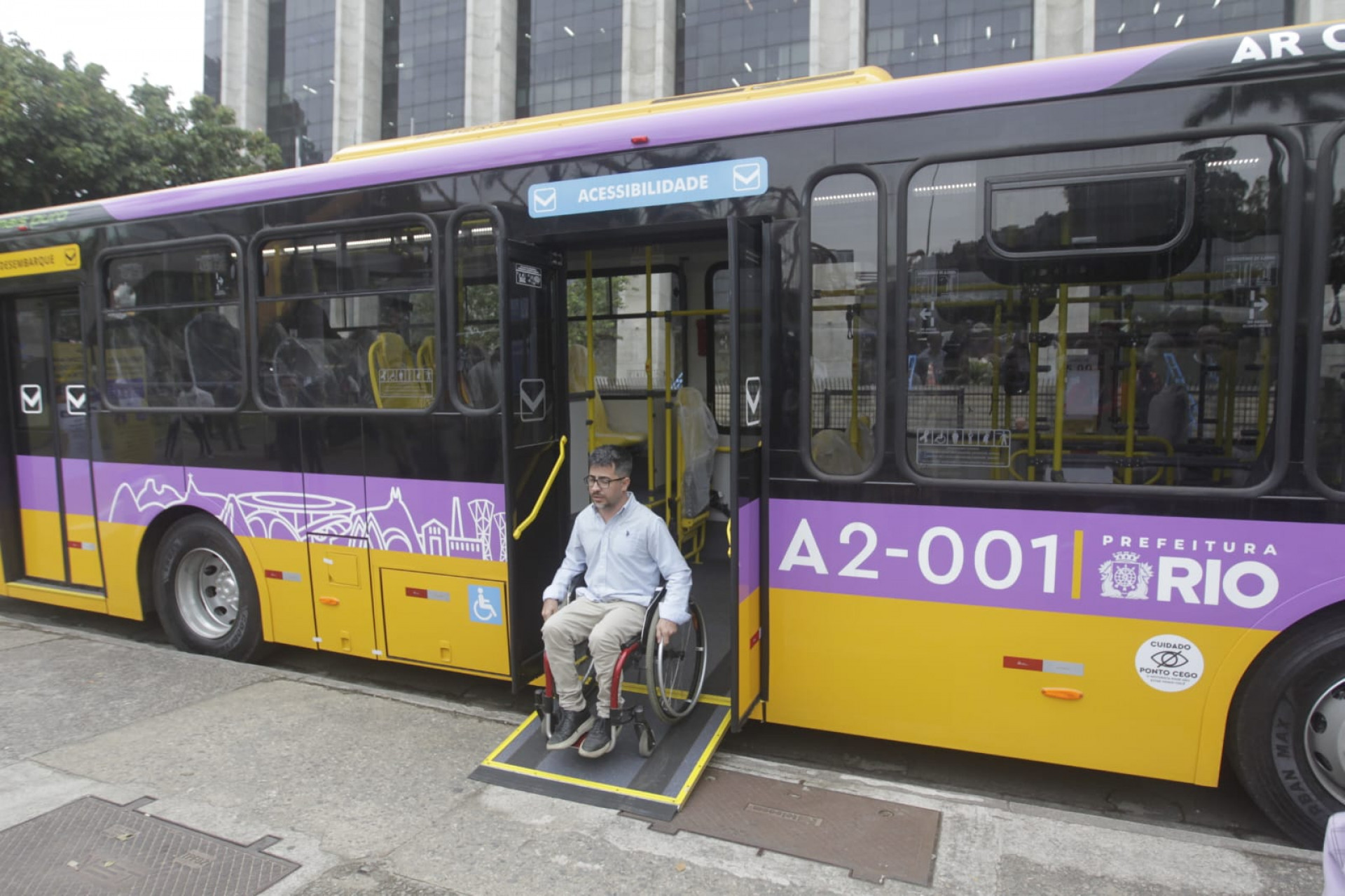 Ônibus de piso baixo facilita o embarque e desembarque de pessoas com deficiência - Reginaldo Pimenta/Agência O DIA