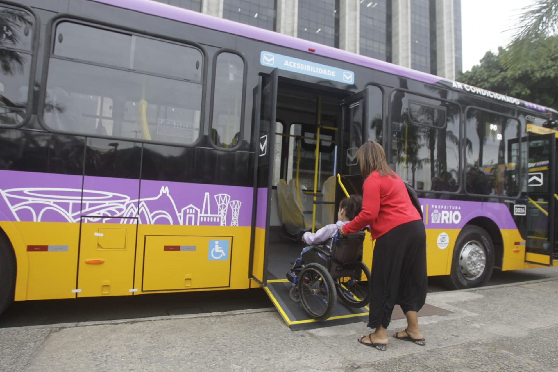 Ônibus de piso baixo facilita o embarque e desembarque de pessoas com deficiência - Reginaldo Pimenta/Agência O DIA