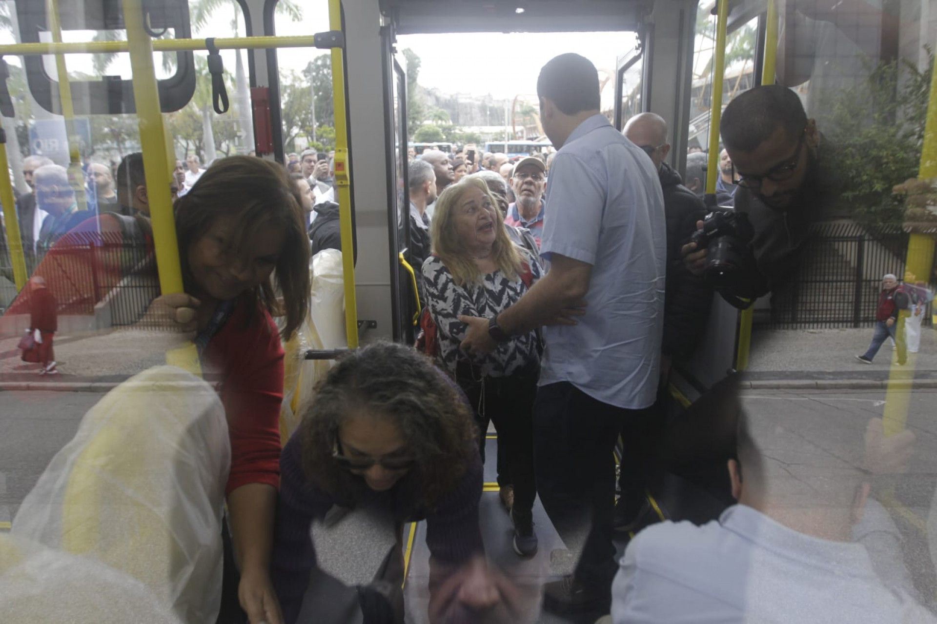 Ônibus de piso baixo facilita o embarque e desembarque de pessoas com deficiência - Reginaldo Pimenta/Agência O DIA