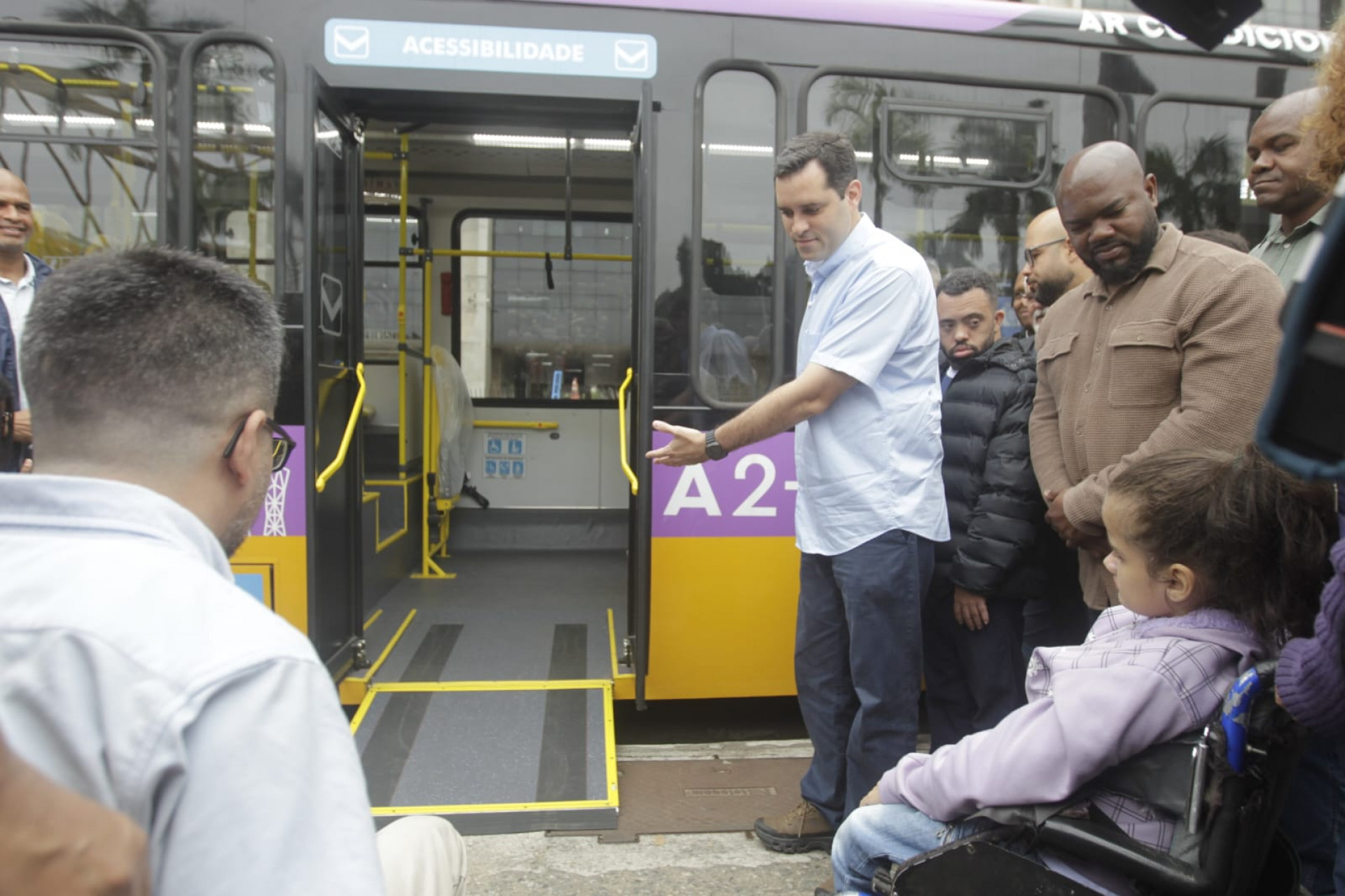 Ônibus de piso baixo facilita o embarque e desembarque de pessoas com deficiência - Reginaldo Pimenta/Agência O DIA