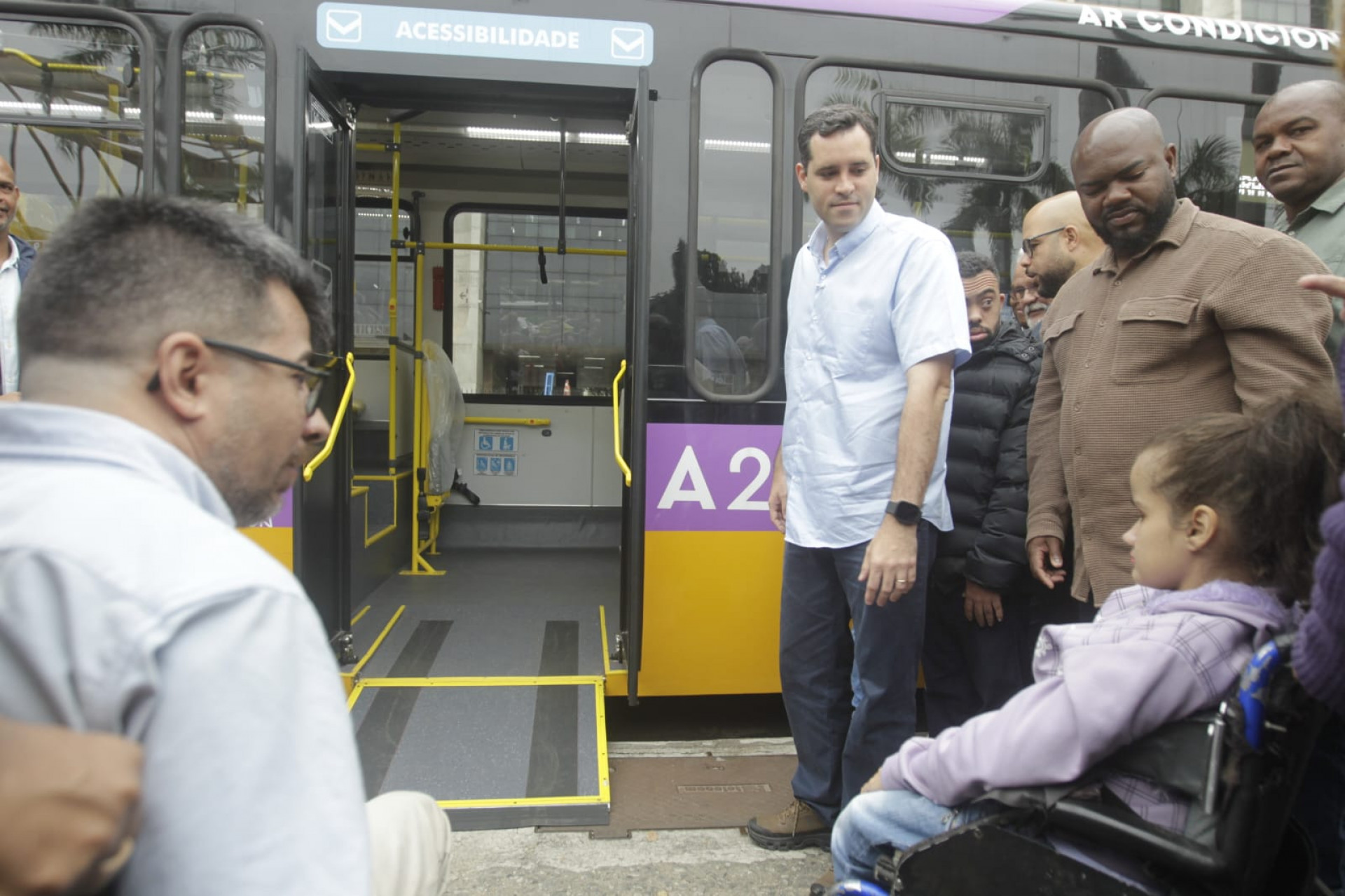 Ônibus de piso baixo facilita o embarque e desembarque de pessoas com deficiência - Reginaldo Pimenta/Agência O DIA