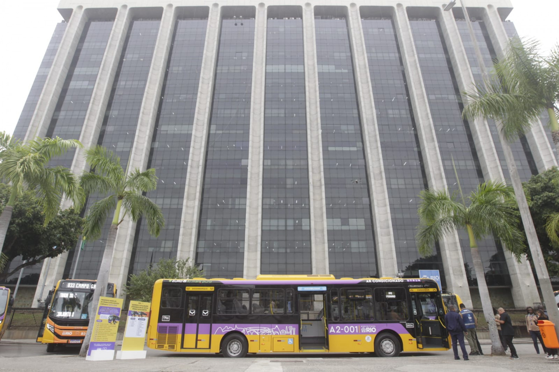 Ônibus de piso baixo facilita o embarque e desembarque de pessoas com deficiência - Reginaldo Pimenta/Agência O DIA