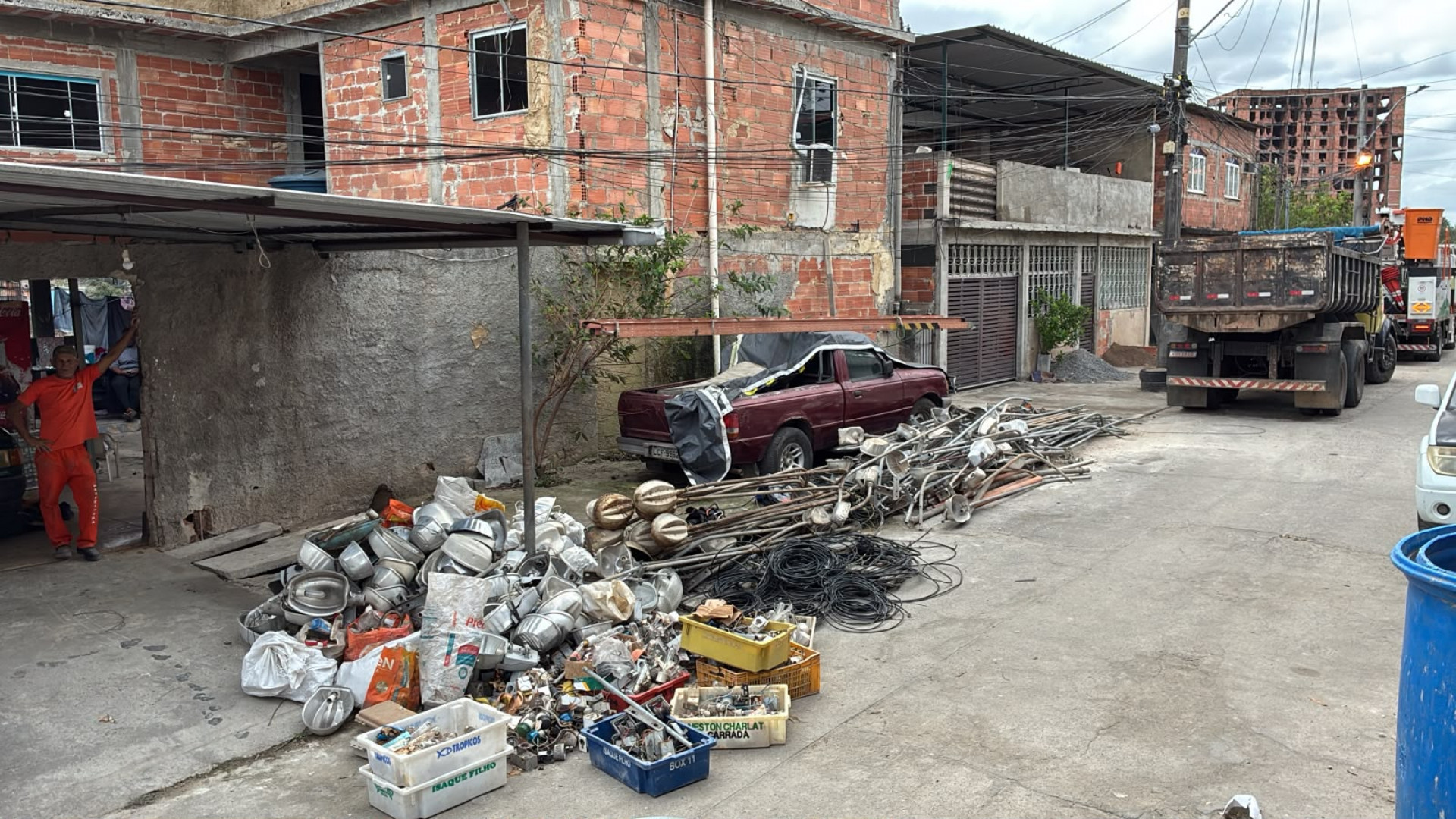Cabos de cobre e outros materiais pertencentes à Enel foram encontrados em um imóvel no bairro Galo Branco - Divulgação PCRJ