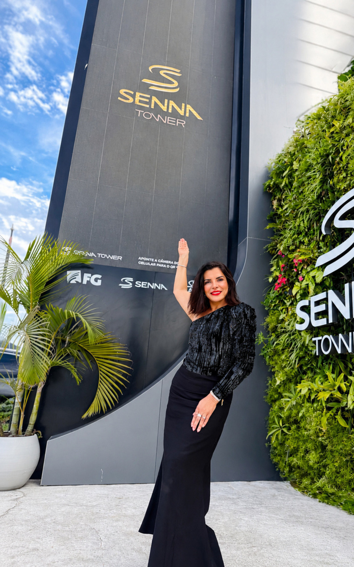 Mara Maravilha celebra sua conex&atilde;o com o mercado imobili&aacute;rio em visita ao Senna Tower