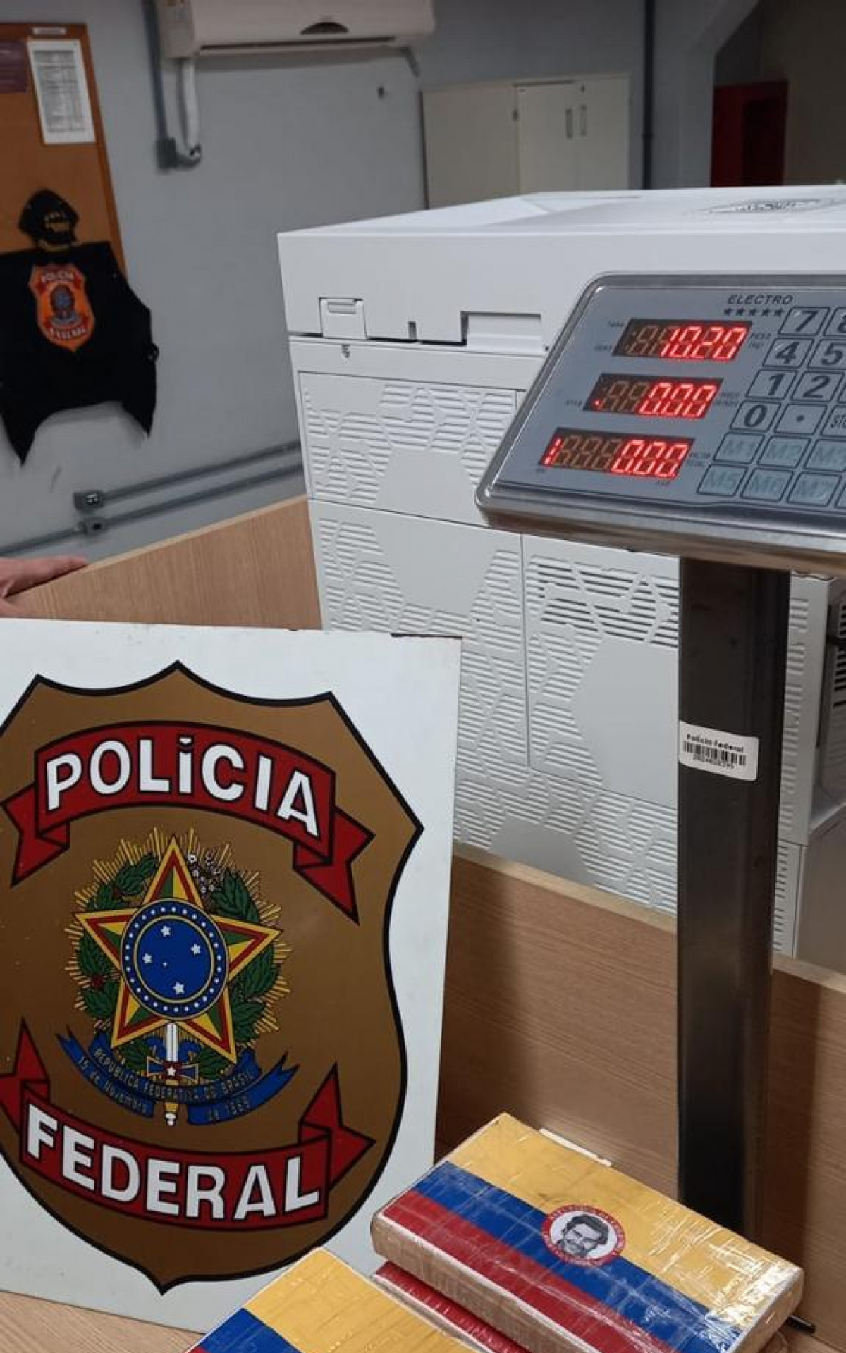 Nas embalagens da droga, a imagem do traficante colombiano Pablo Escobar - Divulgação/PF