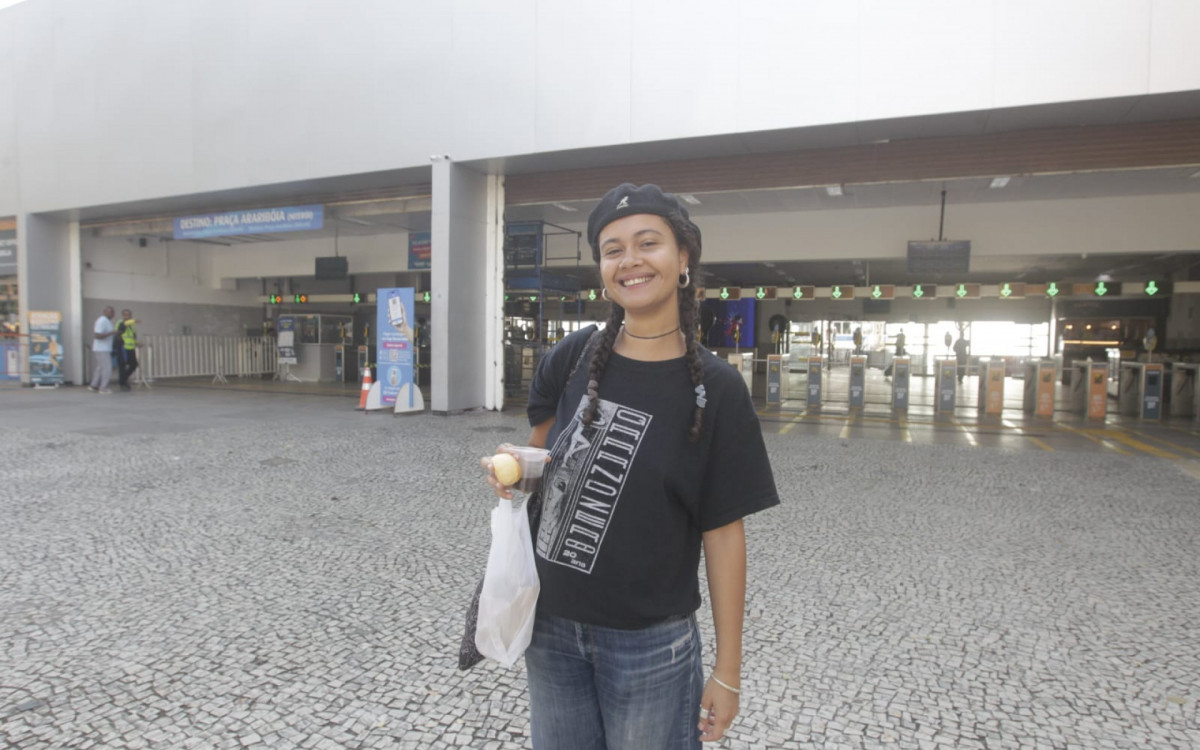 Oceane Barrier está pensando em comprar uma bicicleta para facilitar o trajeto