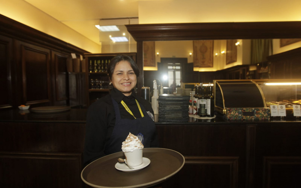 D&eacute;bora &eacute; gar&ccedil;onete h&aacute; seis anos na Confeitaria Colombo - Reginaldo Pimenta/Ag&ecirc;ncia O DIA