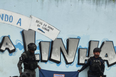 Cães do BAC localizam drogas escondidas em terreno baldio em Macaé