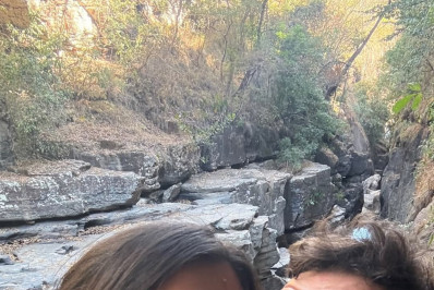 Giulia Costa troca beijos com namorado em viagem pela Chapada