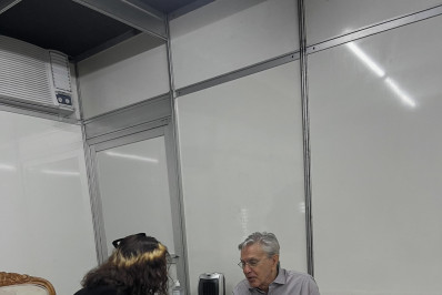 Rosalía compartilha registro de encontro com Caetano Veloso