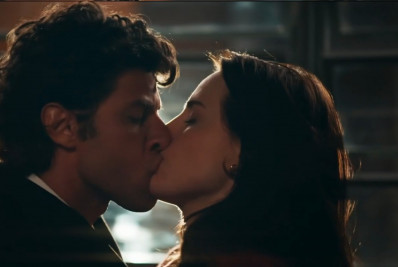 Internautas se empolgam com cena de beijo entre Adriana e Pedro