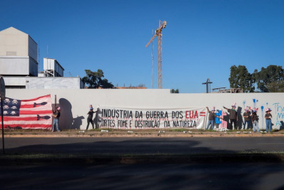 Integrantes do MST picham Embaixada dos EUA em Brasília