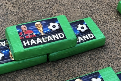 Droga com estampa do Haaland é apreendida; relembre casos no Rio