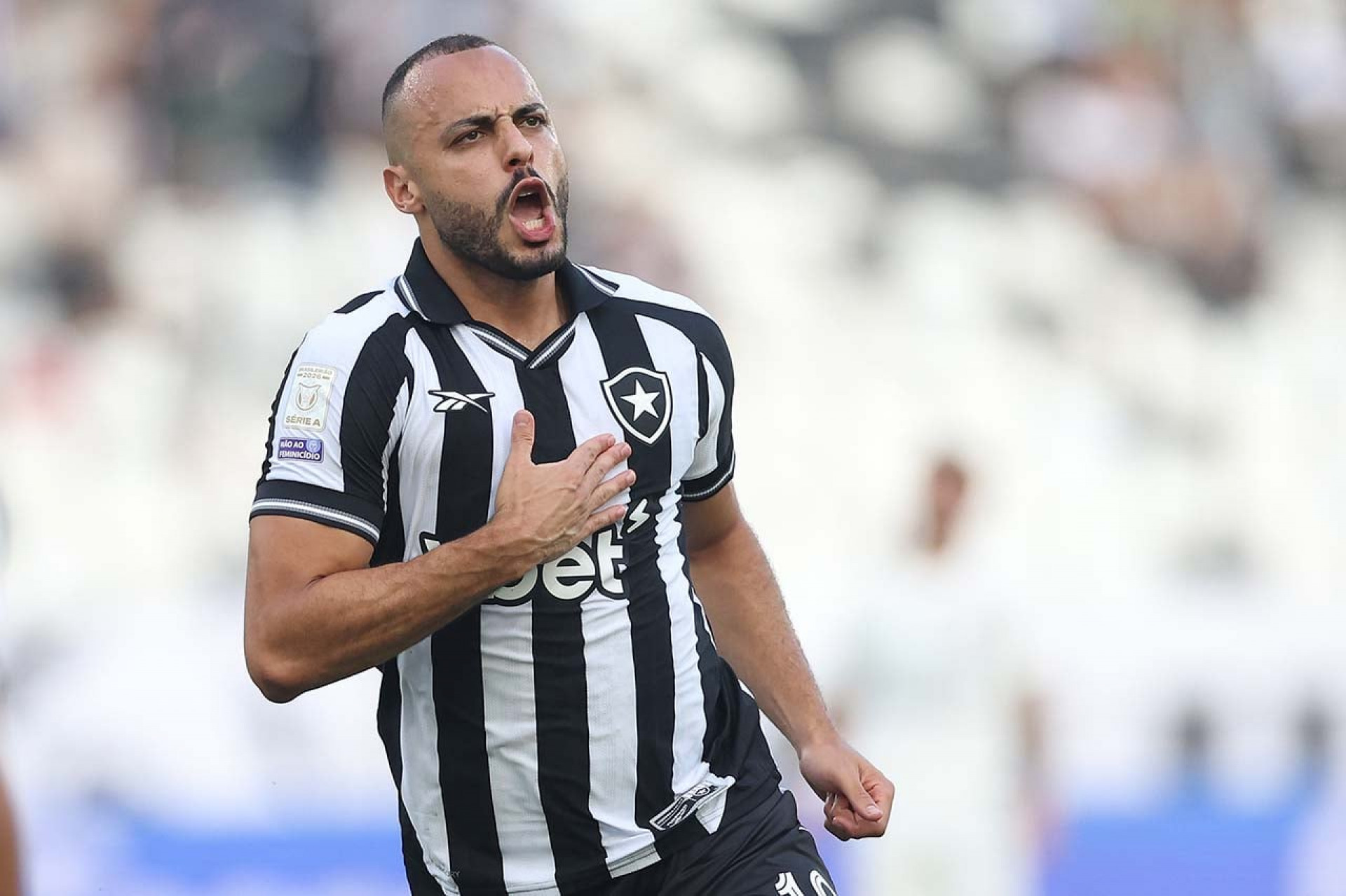 Arthur Cabral luta contra mais um jejum no Botafogo