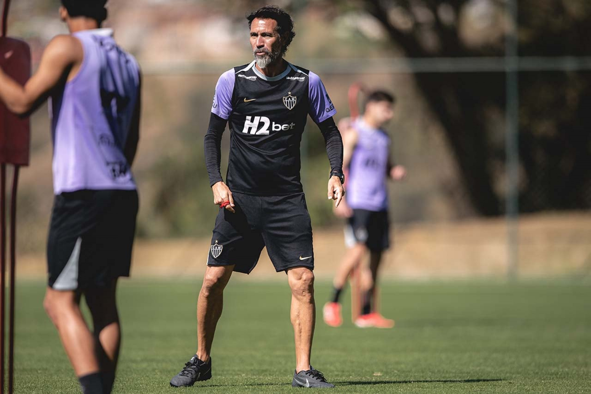 Atl&eacute;tico teme ficar sem zagueiros no banco contra o Gr&ecirc;mio