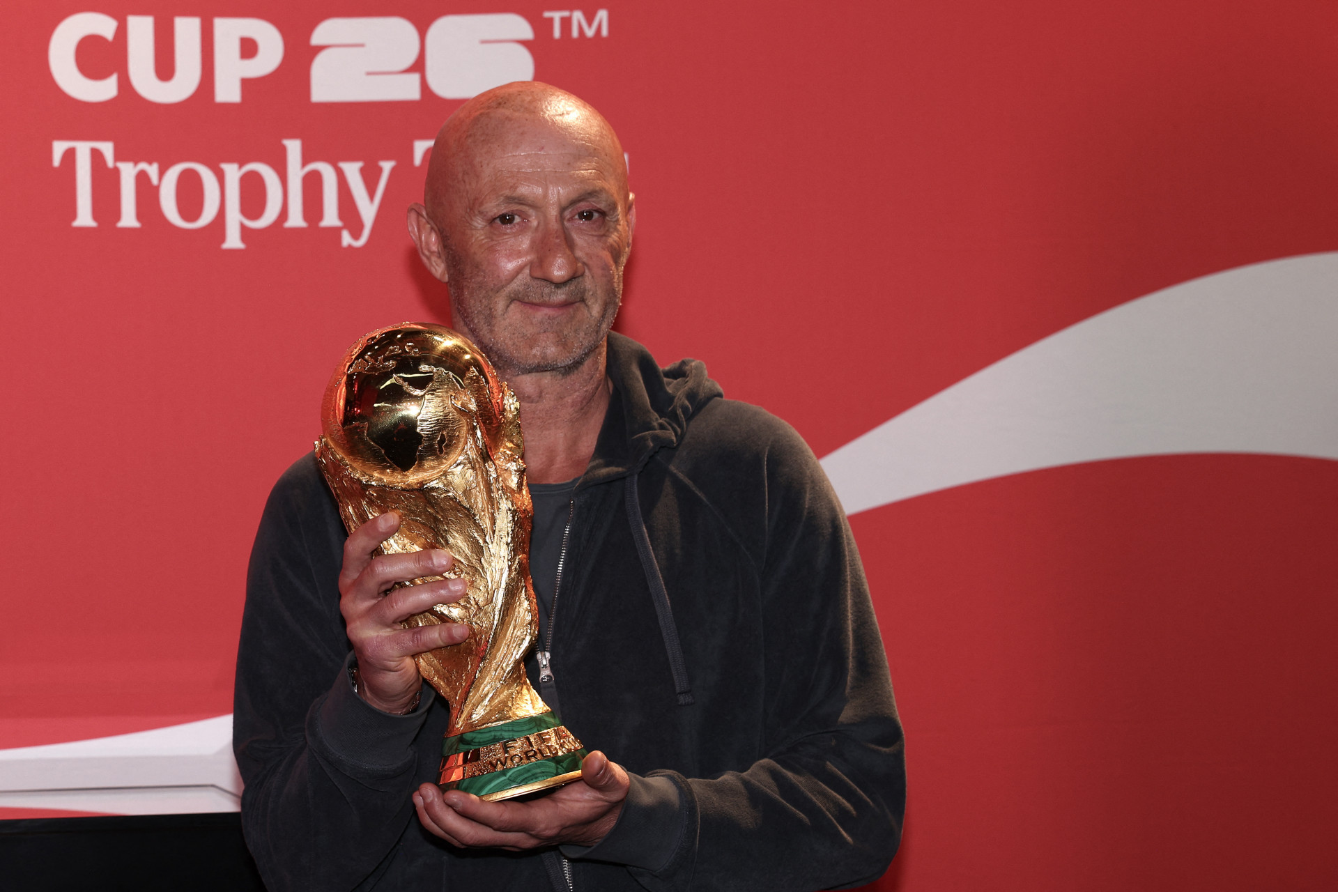 Fabien Barthez segura o troféu da Copa do Mundo, em evento do último mês de fevereiro - Guillaume Baptiste / AFP