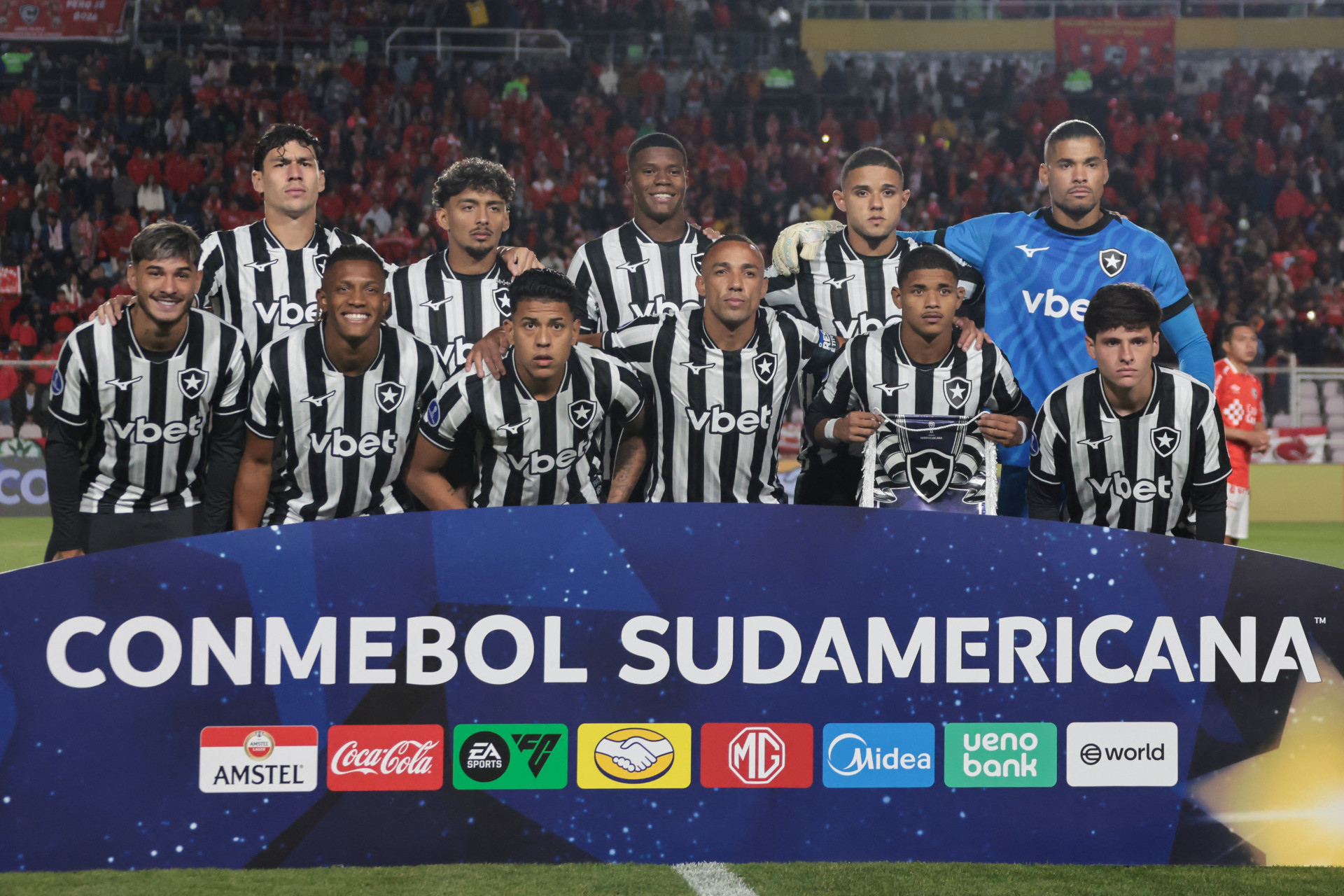 Jogadores do Botafogo posam para a foto antes da partida contra o Cienciano - Jose Angulo / AFP