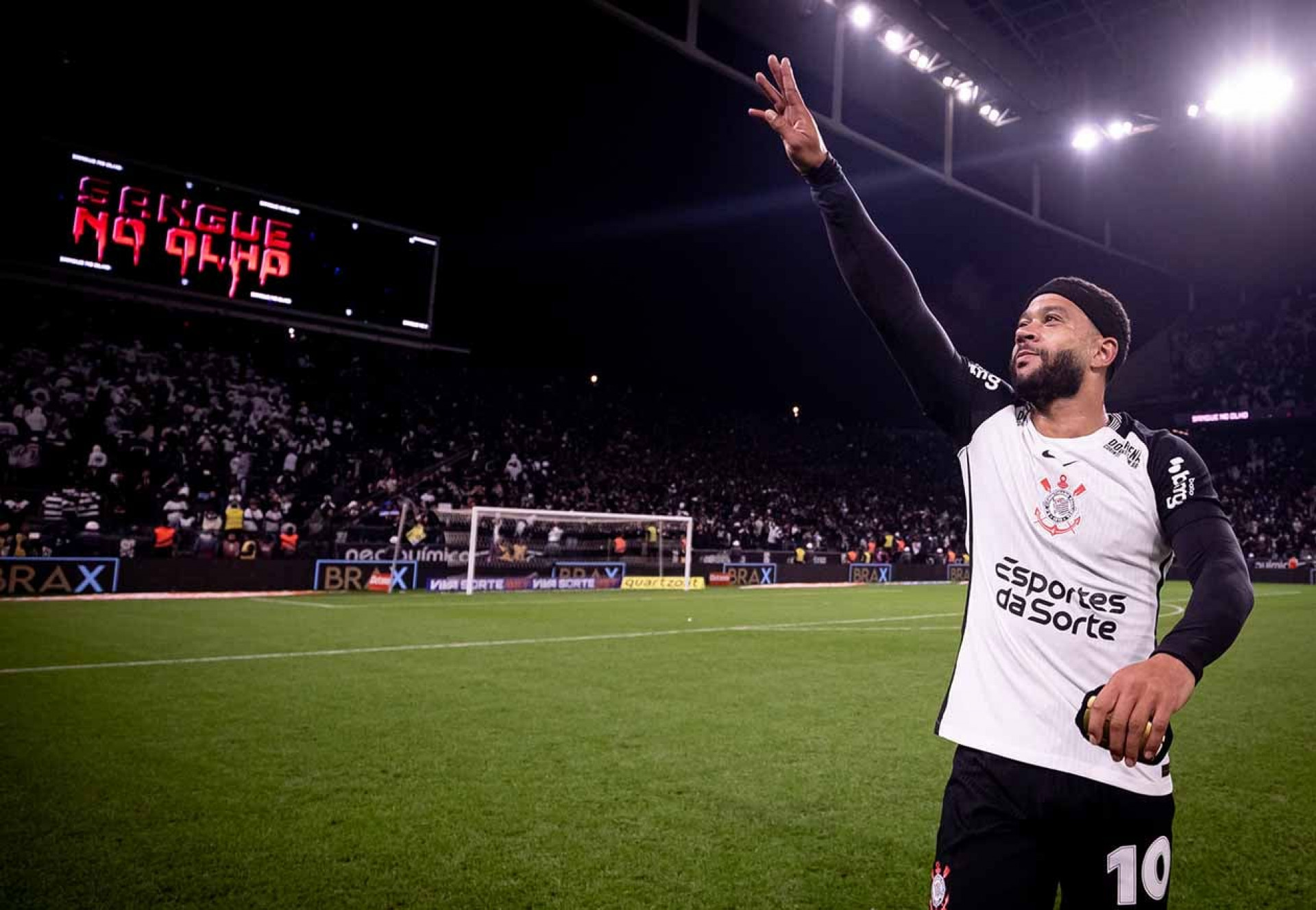 Corinthians sofre press&atilde;o e avalia retorno de Memphis Depay