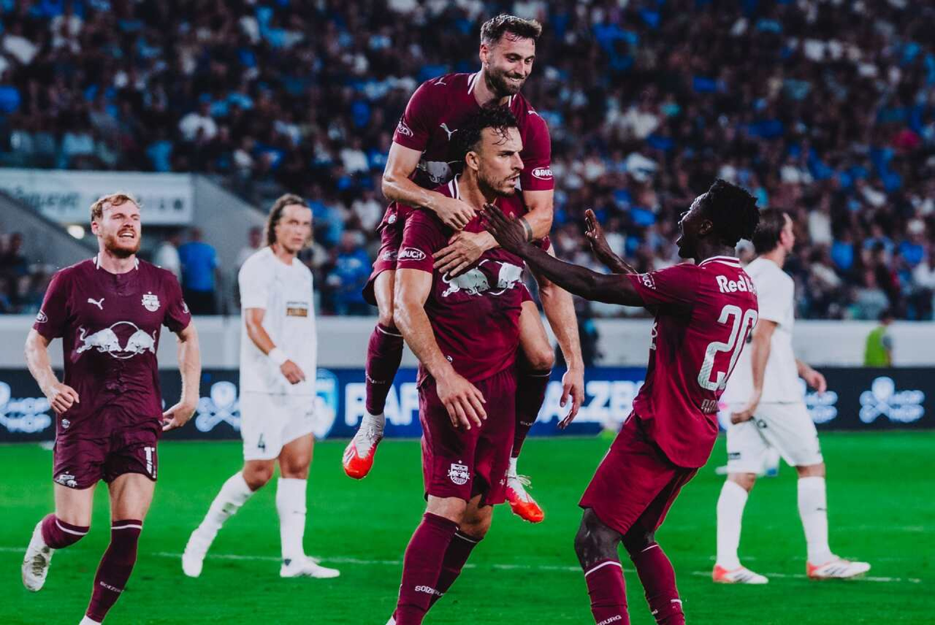 Com hat-trick rel&acirc;mpago, Pafos cai da Liga Europa para o Salzburg