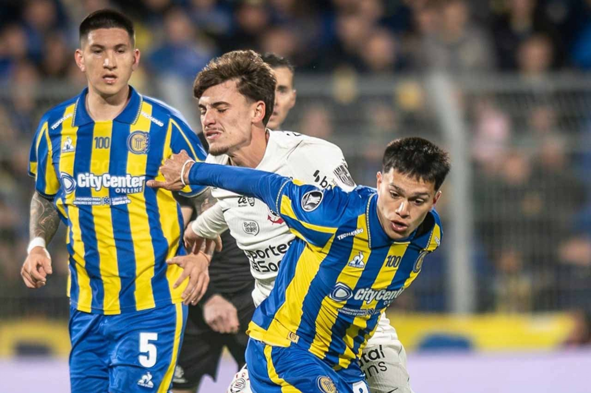 Corinthians supera expuls&atilde;o e empata com o Rosario Central pela Libertadores