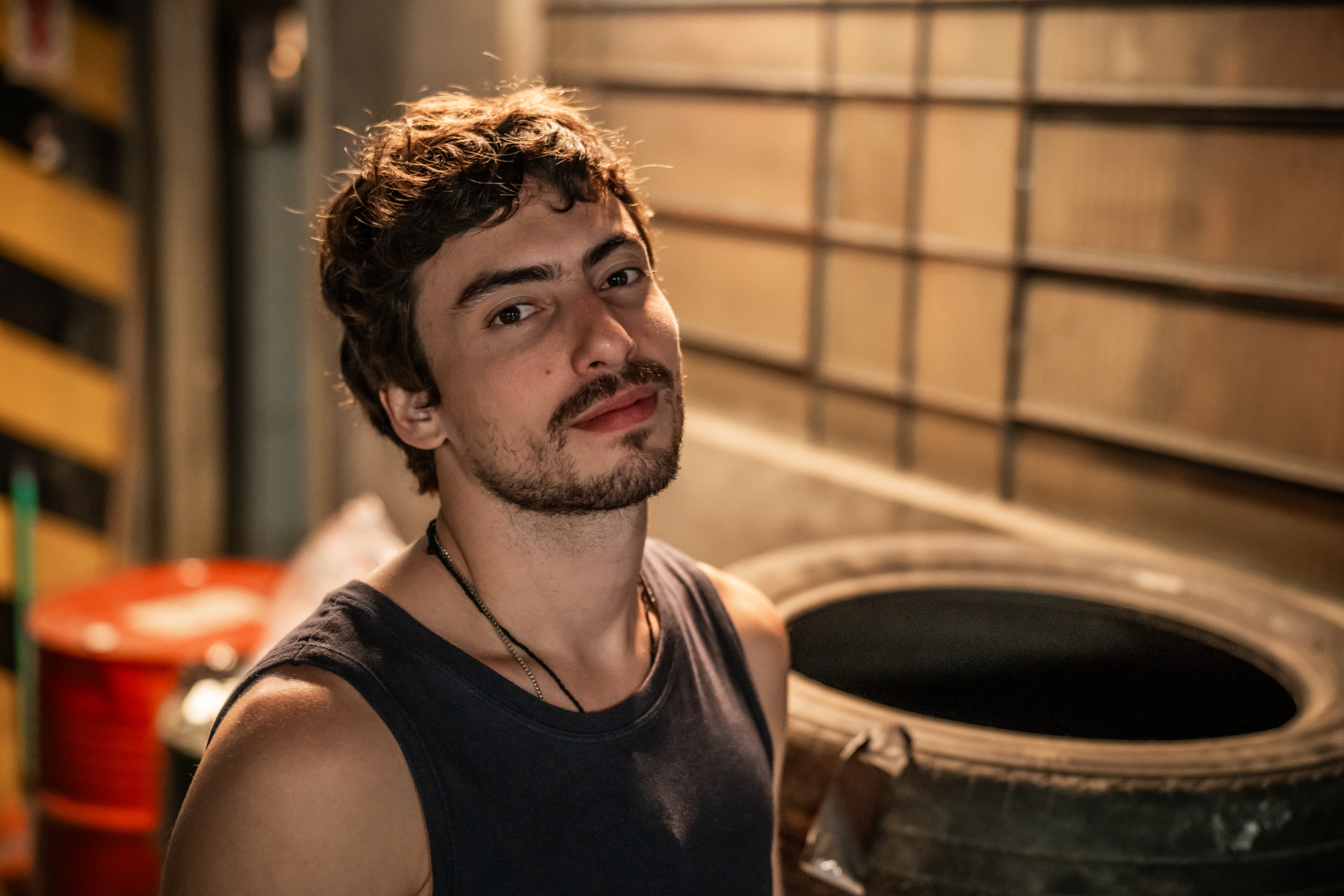 Jaffar Bambirra interpreta o motorista Vandam na série - Laura Campanella / Divulgação