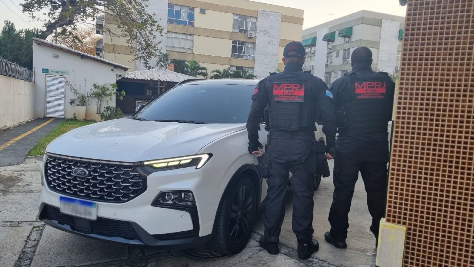 Agentes do MPRJ apreenderam carros de luxo durante o cumprimento das ordens judiciais - Divulgação / MPRJ