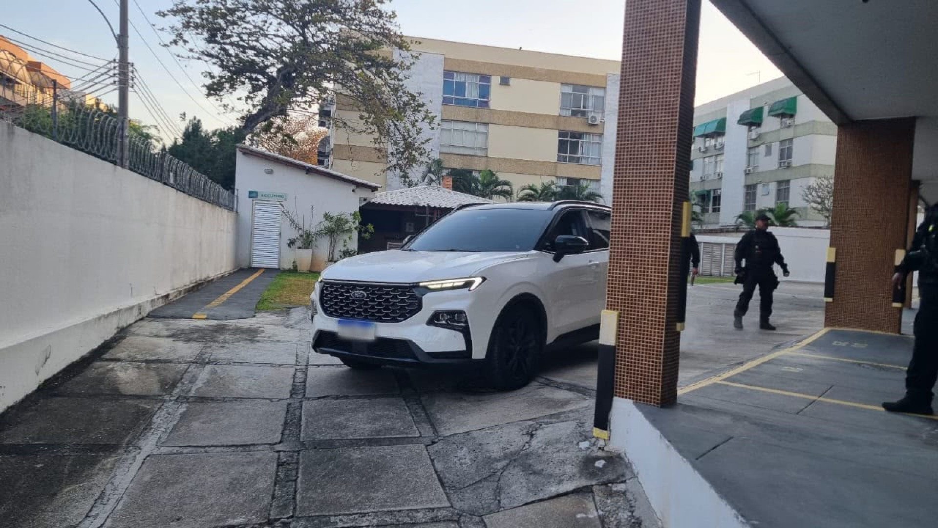 Agentes do MPRJ apreenderam carros de luxo durante o cumprimento das ordens judiciais - Divulgação / MPRJ