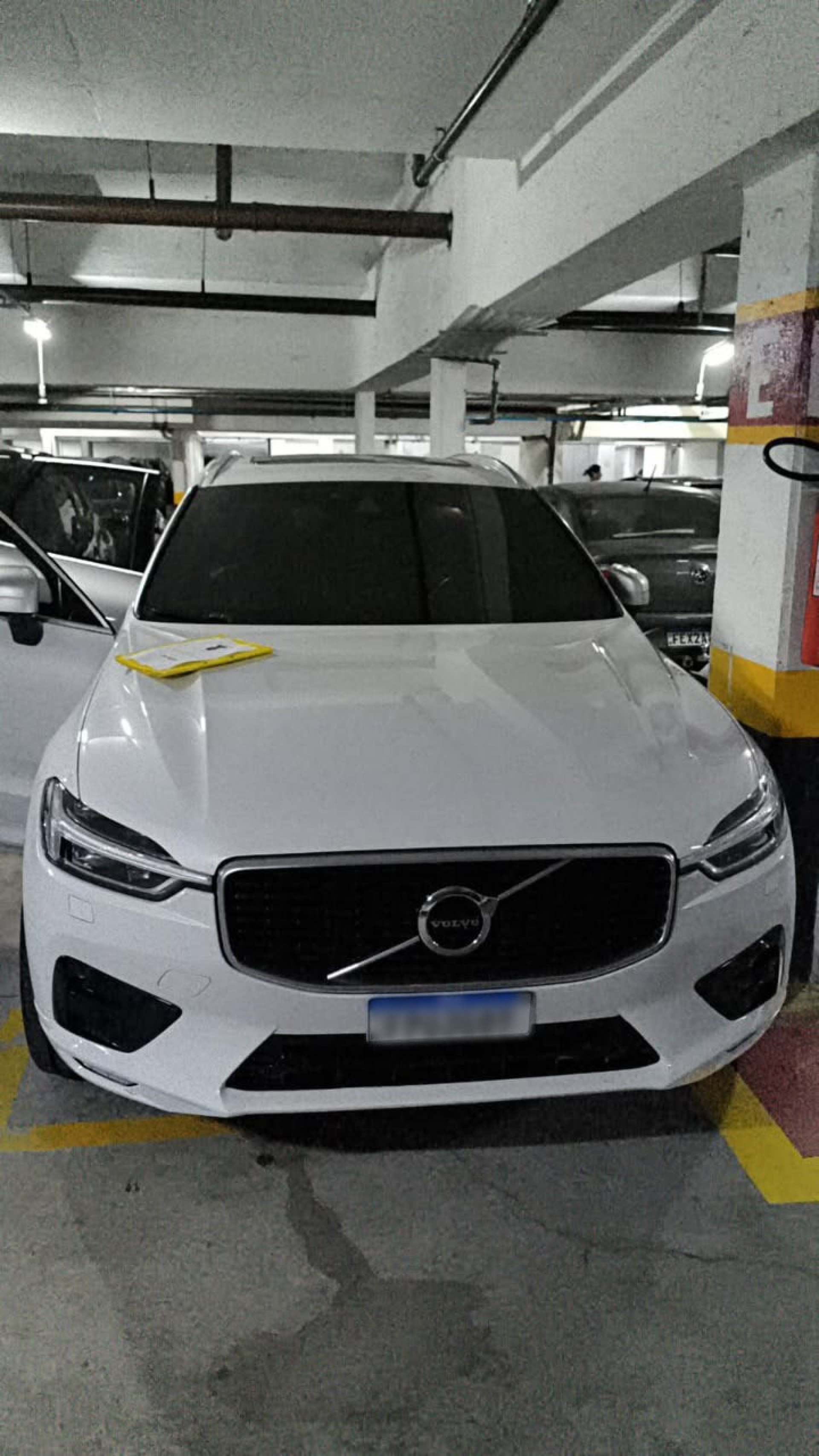 Agentes do MPRJ apreenderam carros de luxo durante o cumprimento das ordens judiciais - Divulgação / MPRJ