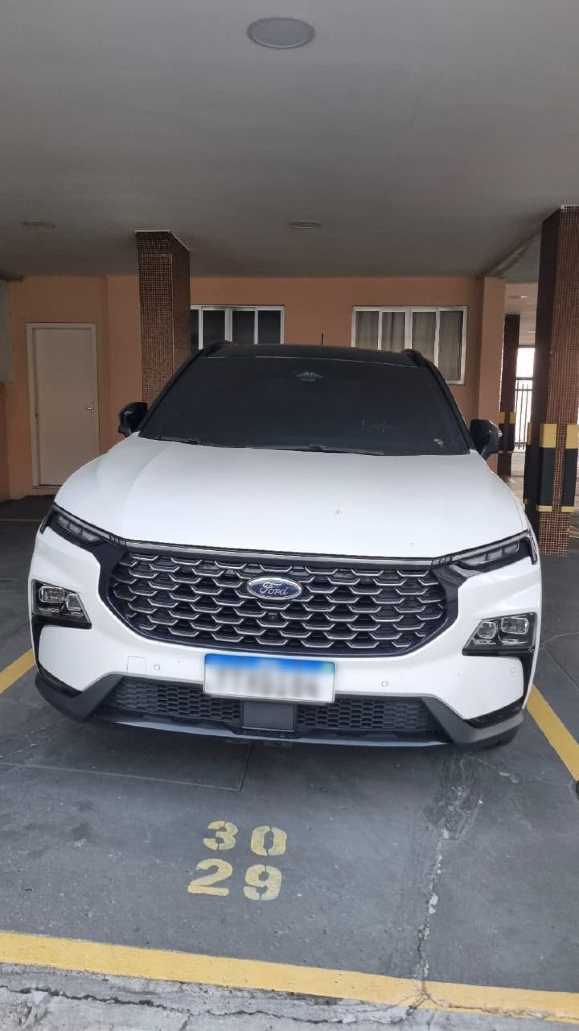 Agentes do MPRJ apreenderam carros de luxo durante o cumprimento das ordens judiciais - Divulgação / MPRJ