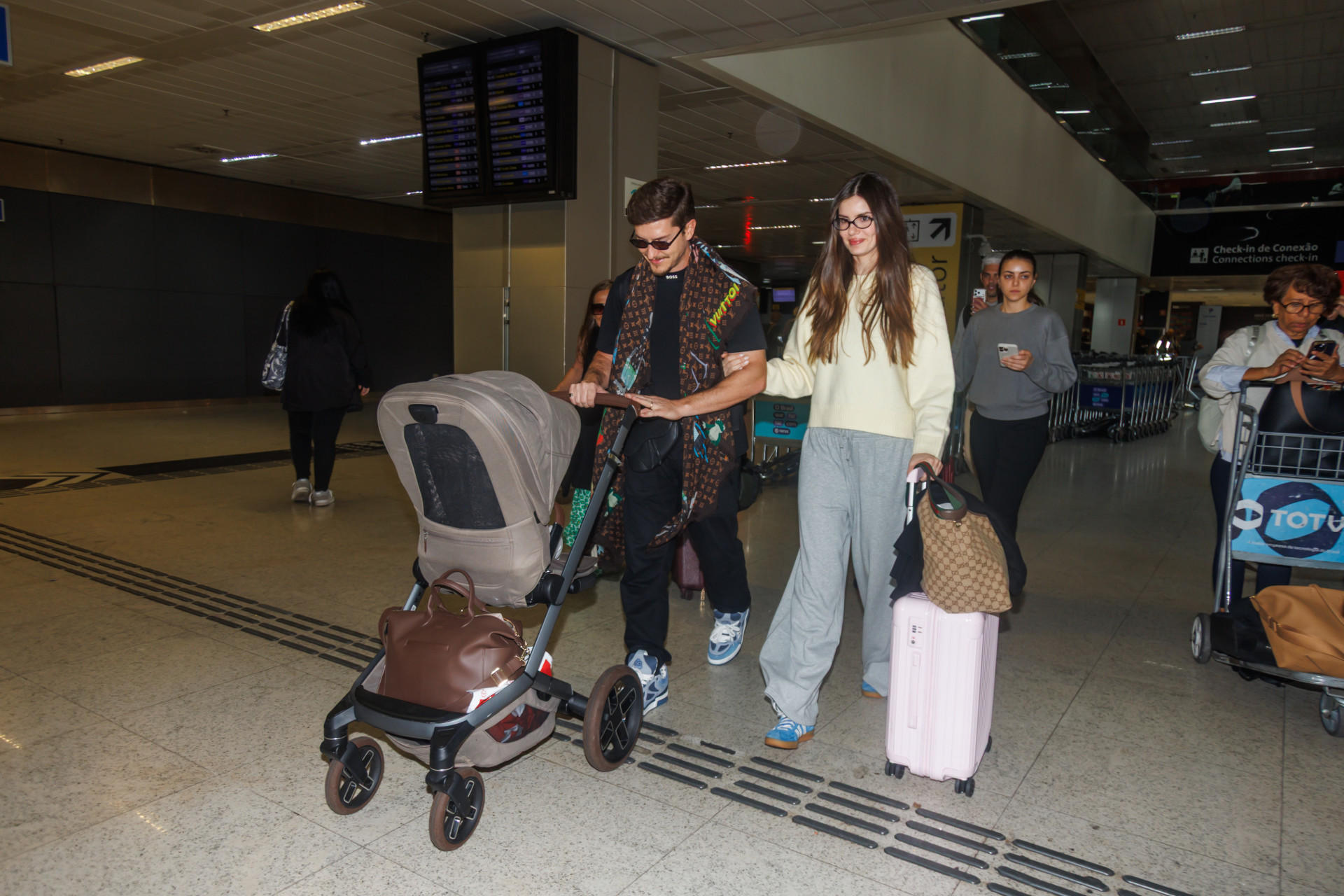 Camila Queiroz e Klebber Toledo retornam ao Brasil  - Patrícia Devoraes / Brazil News