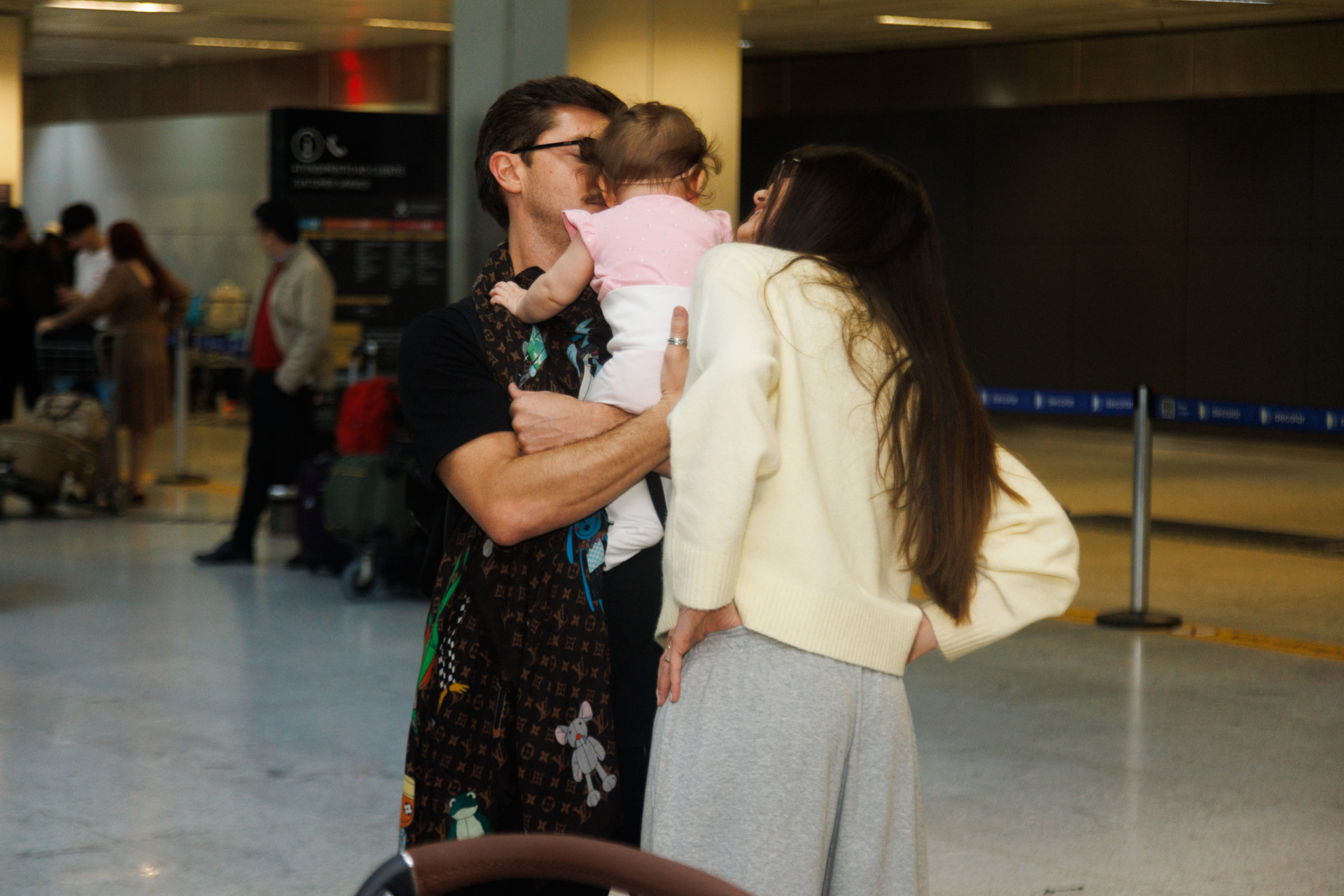 Com a filha, Camila Queiroz e Klebber Toledo retornam ao Brasil  - Patrícia Devoraes / Brazil News