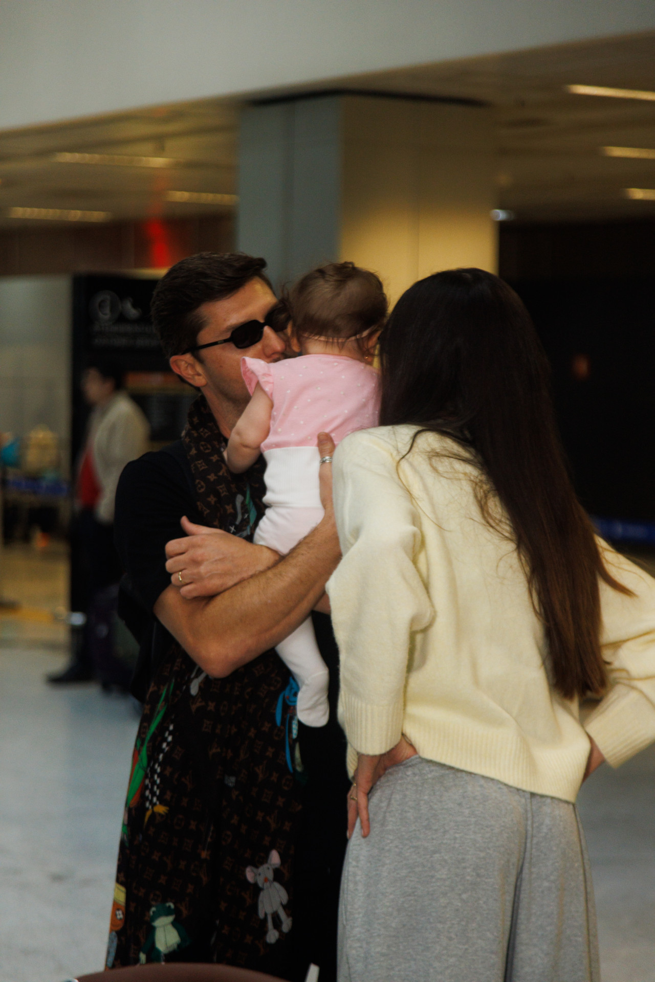 Com a filha, Camila Queiroz e Klebber Toledo retornam ao Brasil  - Patrícia Devoraes / Brazil News