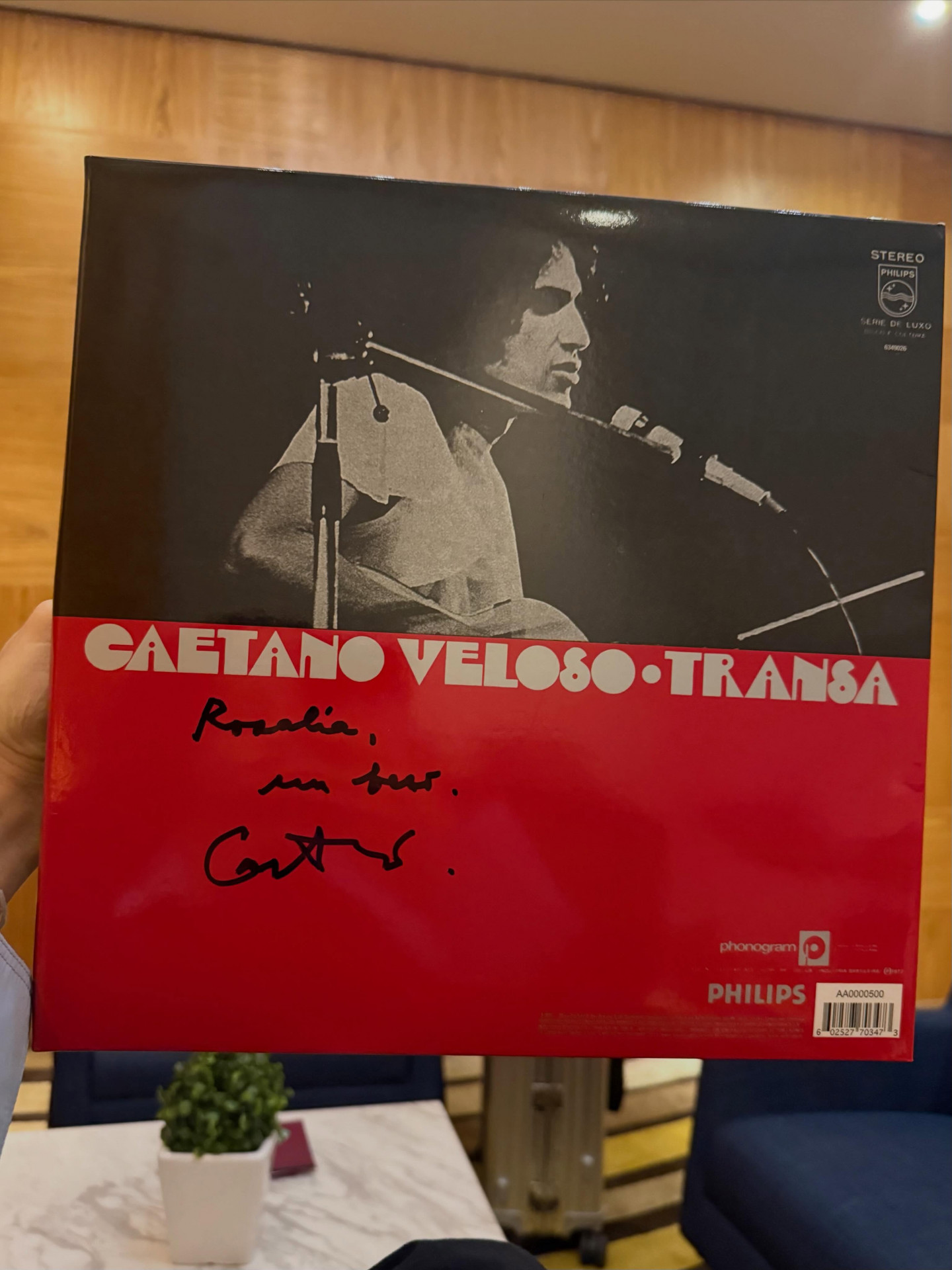 Rosalía ganhou um vinil autografado por Caetano Veloso  - Reprodução/Instagram