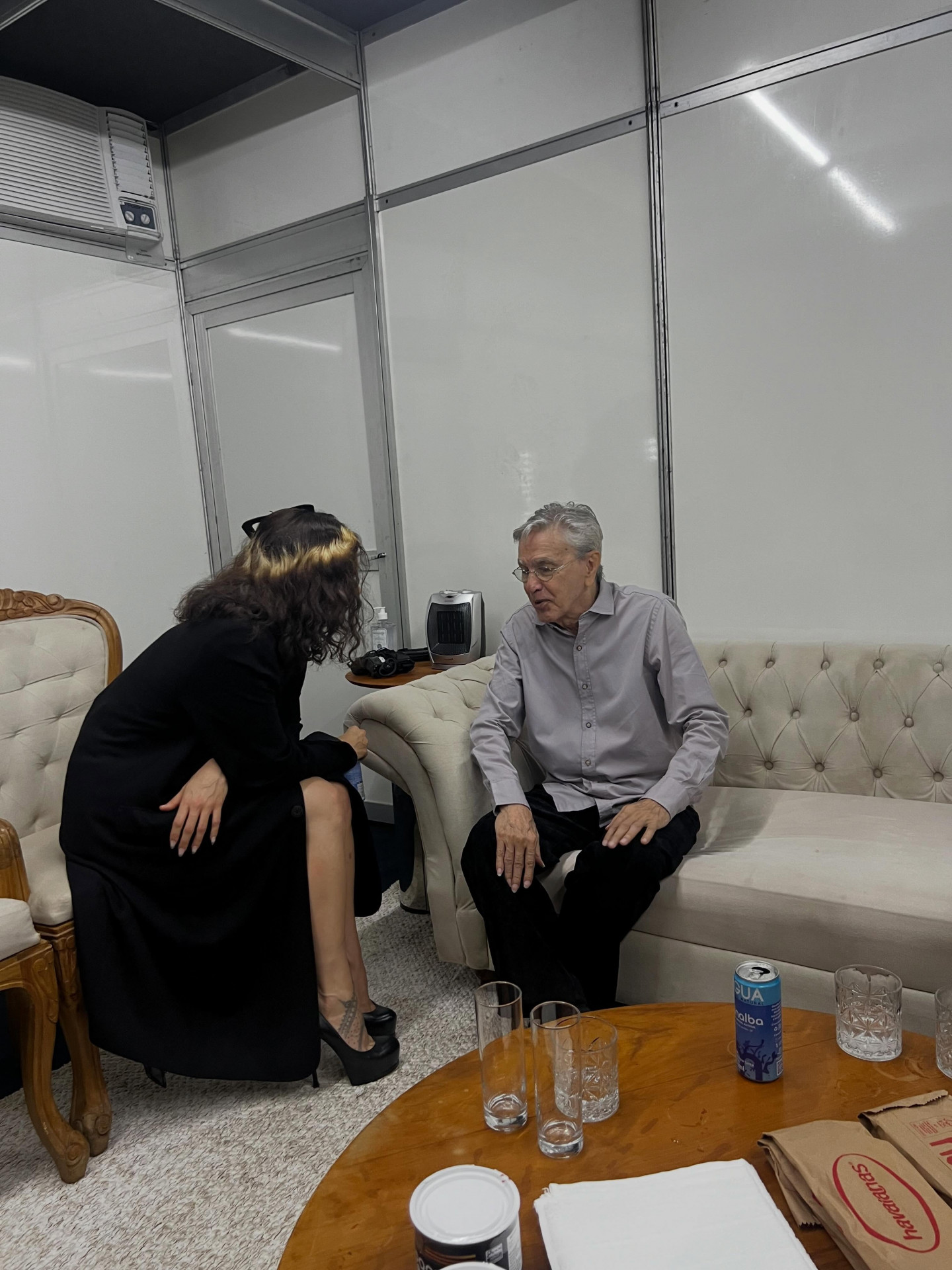 Rosal&iacute;a conversou com Caetano Veloso nos bastidores do festival Doce Maravilha  - Reprodu&ccedil;&atilde;o/Instagram
