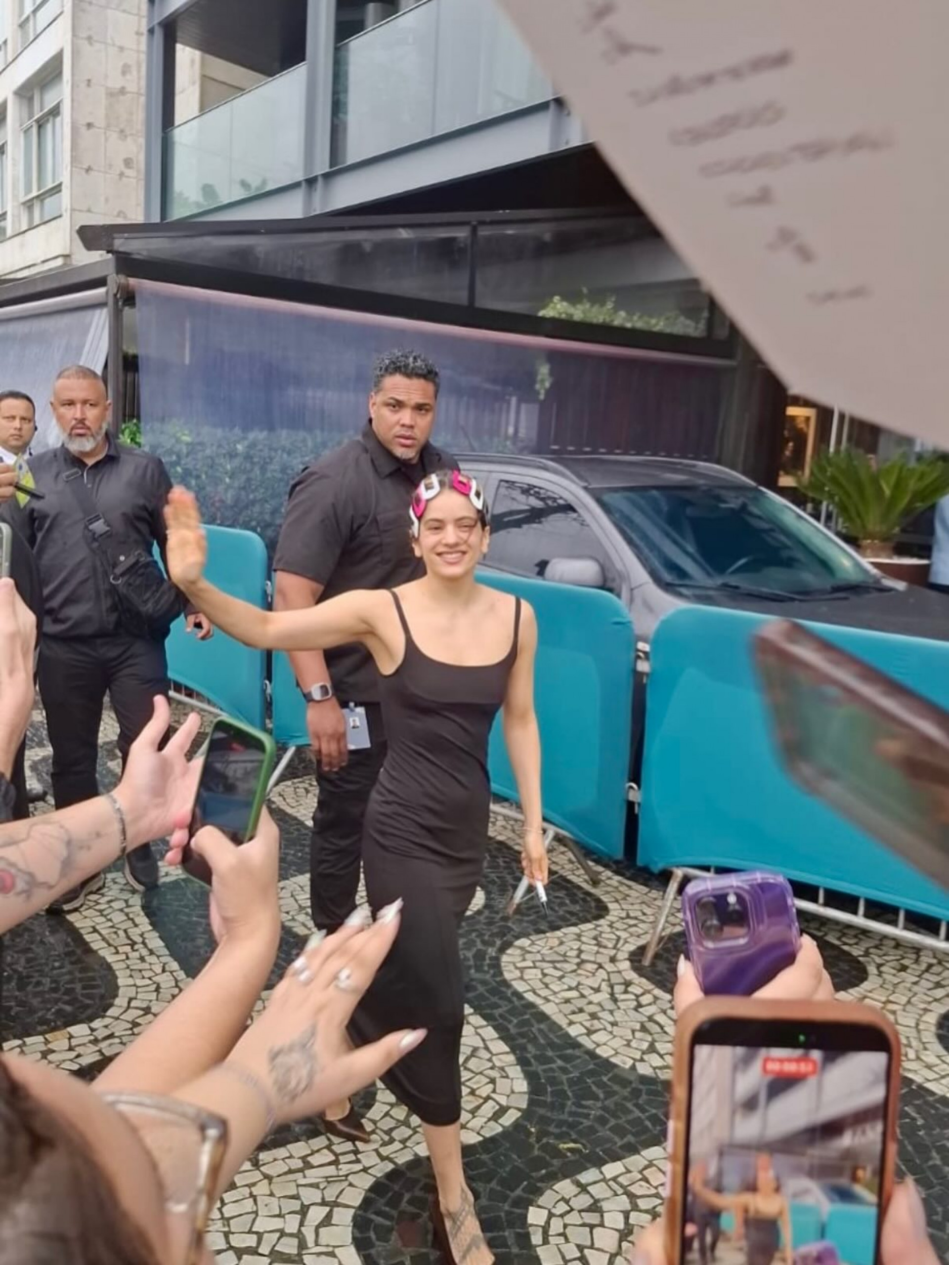 Rosalía interagiu com fãs na porta do hotel em que ficou hospedada  - Reprodução/Instagram